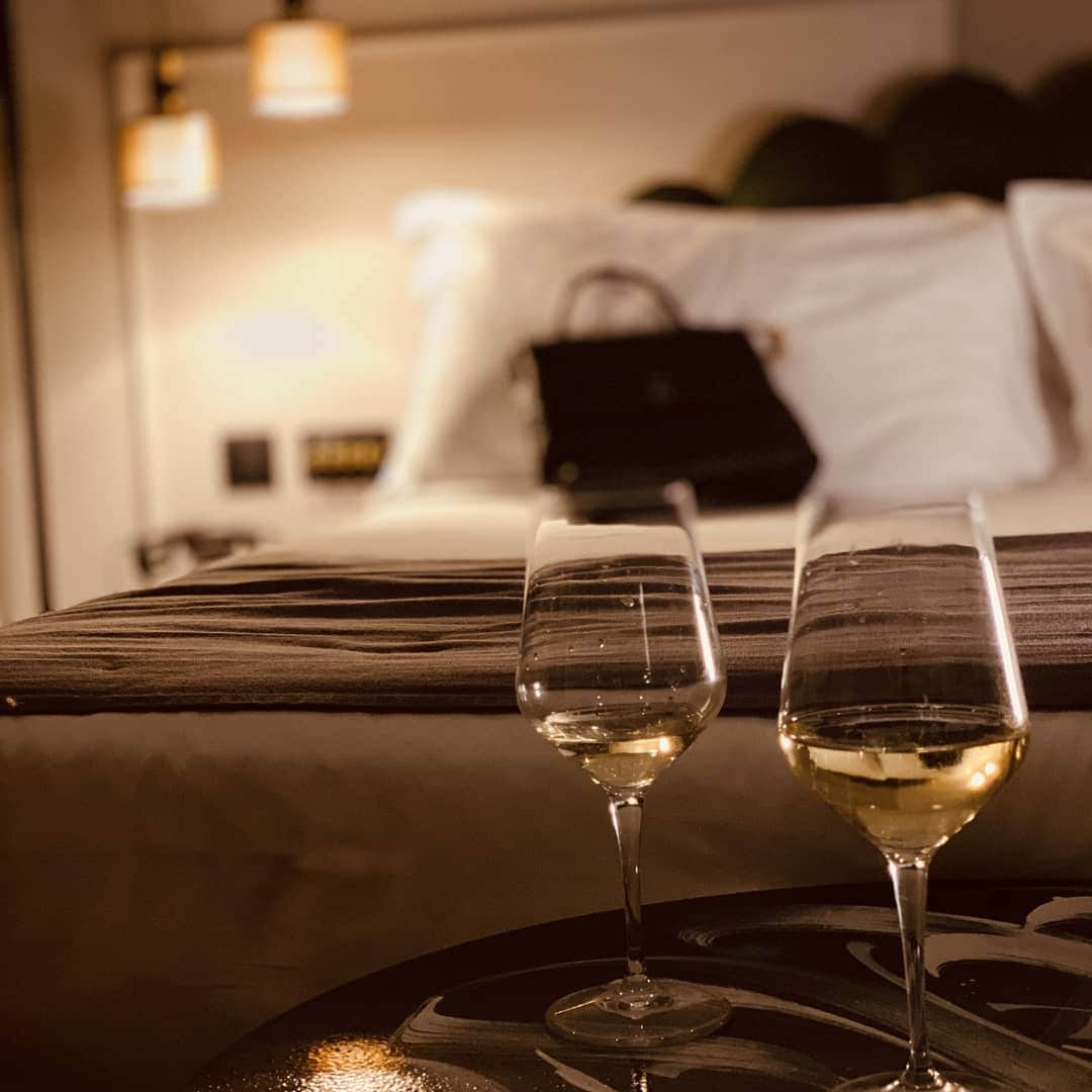 Nikki Leighさんのインスタグラム写真 - (Nikki LeighInstagram)「Full of sophistication and class is how I would describe my hotel room @chapterroma 🥂 I love Rome and have been here many times but never with a stay and comfortable bed quite like this one. With an affordable mini bar that has an amazing sparkling brut, I was able to celebrate in my room before I even stepped out onto the streets of Roma. All the natural light I could ask for, room service and a short walk down from Campo di Fiorre and the #Pantheon ! Thank you #ChapterRoma for reminding me why I love Italy and those who live here ❤🛵🇮🇹 **keep scrolling, the photos get better🥰😘 . .  #italy #italia #travel #love #ig #instagood #photography #picoftheday #like #nature #roma #photooftheday #instagram #follow #italian #igersitalia #photo  #wheretostayinrome #travelphotography #europe #fashion #madeinitaly #travelblog #wheretostay #rome #romahotel #bestbarinrome #hotelrome」12月18日 9時47分 - missnikkileigh