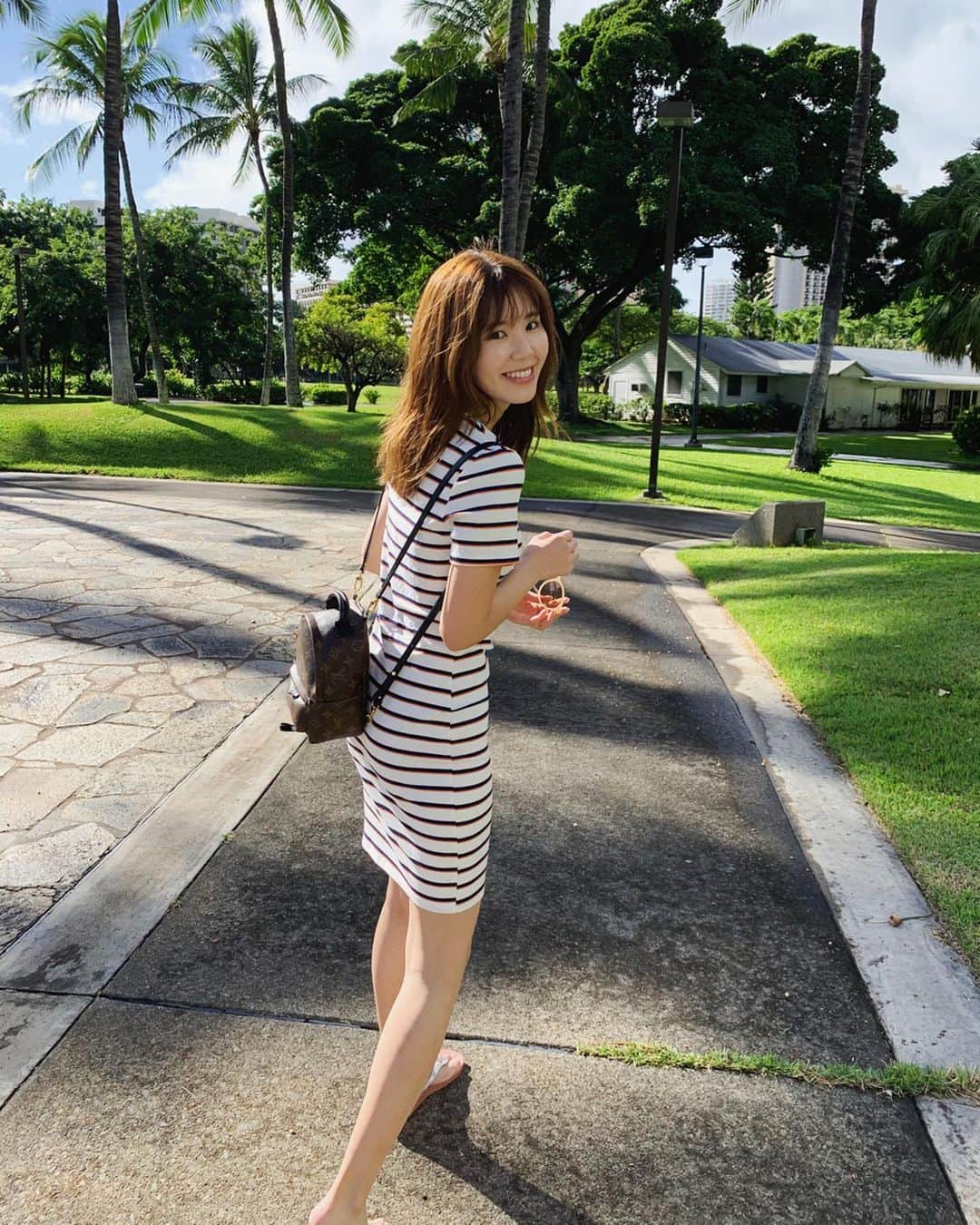 金子栞のインスタグラム：「午前中プール行って午後はひたすらお散歩した日。 楽チンな格好で🌴  日本ではなかなか出番のない洋服が活躍しますね😎  #Hawaii#Waikiki#🌺」