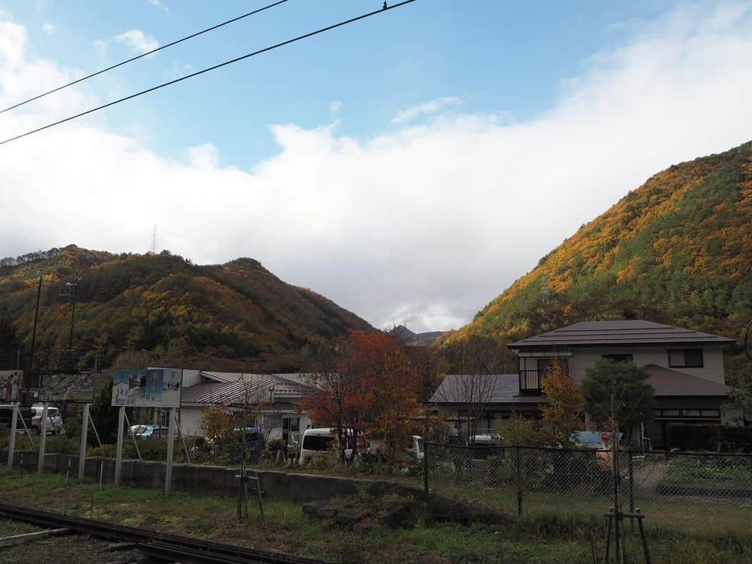 伊藤桃さんのインスタグラム写真 - (伊藤桃Instagram)「さてはて！ ろくもんの旅から再び#野岩鉄道 レポに戻ってきました^_^ キタコレ！http://www.kita-colle.com/m/content/27252/の記事も併せてよんでね🥺♡ 🚉 男鹿高原駅の次に訪れたのは、野岩鉄道の終点#会津高原尾瀬口駅 です☺︎ ここで心温まるお母さんが営む駅前食堂については書いたのですが‥ この駅自体が、めっちゃよい！！😳✨ 🚉 1枚目: 制帽が置いてあったので借りてもいいですか？と駅員さんに伺ったら「こっちが綺麗だよ☺︎」と新しいのを貸してくれました😊駅員さん気分で敬礼！笑笑 🚉 2枚目: 構内横断をわたって駅舎にはいると、なかなかな渋さ！ 左の机の上にはなぜかマイクが‥ 会津高原への登山客の利用がおおいこの駅、ツアーのお客様がいらした時ようなのかな？(事実、お蕎麦を食べて戻ると駅は登山客の方々で賑わっていました) 🚉 3枚目: 降車人数がメモられていました。 都内だと考えられないですよね！😳 4枚目: 味があってよきです(*^ω^*) 5枚目: 今では少なくなりつつある検札所。 野岩鉄道内ではICカードは使えません😳 6枚目: 石油ストーブが暖かい待合所。 この駅は会津鉄道の起点でもあり、#鉄道むすめ の大川まあちゃん、そして会津鉄道とコラボしているアニメ、ノラと皇女と野良猫ハートのキャラのパネルもありました😍 🚉 7枚目: そして、ホームへと戻る際には駅構内にある転車台もみれます！ 37年ほど前まで会津鉄道で使われていた手動式の転車台だそう✨ 8枚目: 線路の脇にあるなにやら渋い設備がきになりぱちり。 誰か、なんの設備かわかりますか？🥺おしえてー！☺︎ 10枚目: ホームでパチリ😊 🚉 まだまだつづいちゃいます！☺︎ #ローカル線の駅 #ローカル線の旅」12月18日 9時52分 - itomomo_tetsu