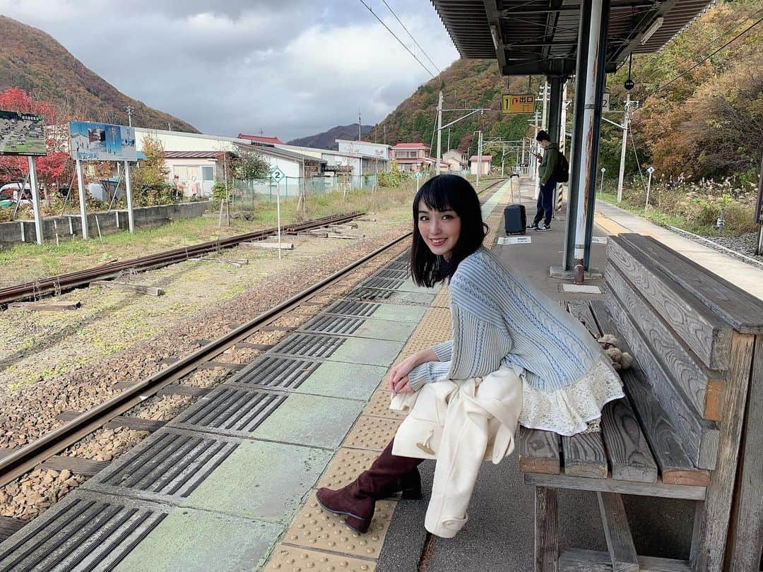 伊藤桃さんのインスタグラム写真 - (伊藤桃Instagram)「さてはて！ ろくもんの旅から再び#野岩鉄道 レポに戻ってきました^_^ キタコレ！http://www.kita-colle.com/m/content/27252/の記事も併せてよんでね🥺♡ 🚉 男鹿高原駅の次に訪れたのは、野岩鉄道の終点#会津高原尾瀬口駅 です☺︎ ここで心温まるお母さんが営む駅前食堂については書いたのですが‥ この駅自体が、めっちゃよい！！😳✨ 🚉 1枚目: 制帽が置いてあったので借りてもいいですか？と駅員さんに伺ったら「こっちが綺麗だよ☺︎」と新しいのを貸してくれました😊駅員さん気分で敬礼！笑笑 🚉 2枚目: 構内横断をわたって駅舎にはいると、なかなかな渋さ！ 左の机の上にはなぜかマイクが‥ 会津高原への登山客の利用がおおいこの駅、ツアーのお客様がいらした時ようなのかな？(事実、お蕎麦を食べて戻ると駅は登山客の方々で賑わっていました) 🚉 3枚目: 降車人数がメモられていました。 都内だと考えられないですよね！😳 4枚目: 味があってよきです(*^ω^*) 5枚目: 今では少なくなりつつある検札所。 野岩鉄道内ではICカードは使えません😳 6枚目: 石油ストーブが暖かい待合所。 この駅は会津鉄道の起点でもあり、#鉄道むすめ の大川まあちゃん、そして会津鉄道とコラボしているアニメ、ノラと皇女と野良猫ハートのキャラのパネルもありました😍 🚉 7枚目: そして、ホームへと戻る際には駅構内にある転車台もみれます！ 37年ほど前まで会津鉄道で使われていた手動式の転車台だそう✨ 8枚目: 線路の脇にあるなにやら渋い設備がきになりぱちり。 誰か、なんの設備かわかりますか？🥺おしえてー！☺︎ 10枚目: ホームでパチリ😊 🚉 まだまだつづいちゃいます！☺︎ #ローカル線の駅 #ローカル線の旅」12月18日 9時52分 - itomomo_tetsu