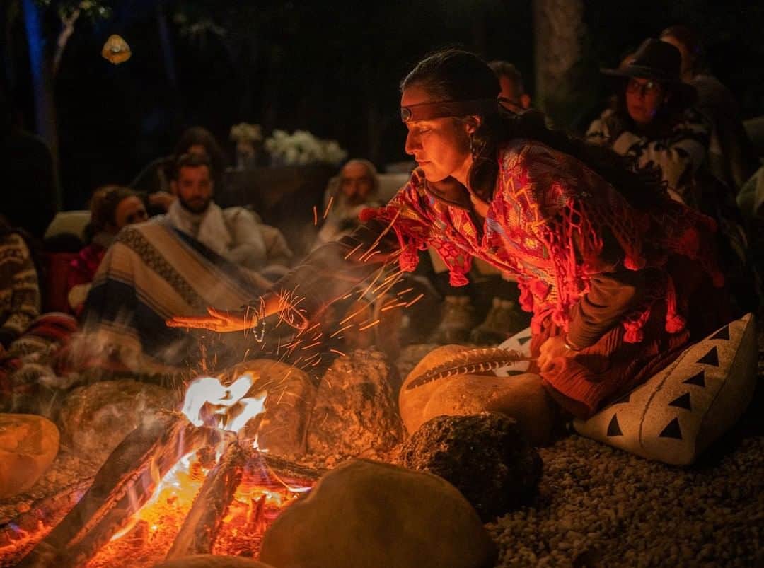National Geographic Travelさんのインスタグラム写真 - (National Geographic TravelInstagram)「Photo by @CarltonWard | Kiauitl Ketzalli leads a cacao ceremony at the Chozen retreat center in Sebastian, Florida. I was a speaker there during a sustainability-themed weekend in November. Kiauitl's grandmother trained her in traditional Aztec song and dance near Mexico City. In addition to leading ceremonies with her new tribe at Inner Refuge, Kiauitl is a landscape architect who focuses her energy on a movement that empowers local women to grow and distribute non-GMO seeds. For more stories about nature and culture, follow @carltonward.」12月18日 10時05分 - natgeotravel