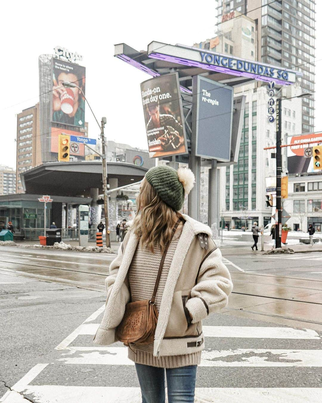 Manamiさんのインスタグラム写真 - (ManamiInstagram)「📍 Yonge-Dundas Square トロントのダウンタウンの中心地🏙 ここにあるトロント最大のショッピングモールに 大好きな @urbanoutfitters と @freepeople があって お買い物しちゃった🤤💗💗 トロントはお買い物天国でもある😇 お買い物するならここか @hudsonsbay がおすすめ❤️💛💙💚 ㅤ jacket @sly_official  knit @cavezarosso denim @urbanoutfitters hut @hudsonsbay ㅤ #SeeTorontoNow #ExploreCanada #カナダ観光局 #pr」12月18日 10時17分 - manashika