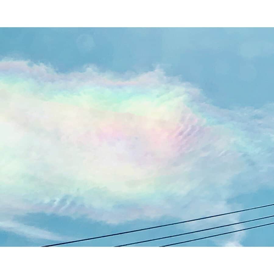大須賀あみさんのインスタグラム写真 - (大須賀あみInstagram)「⋈﻿ ﻿ この前にじいろの雲を見たんだあ〜﻿ ﻿ これを見ると幸せなことが起きるらしい。﻿ だからみんなにもおすそ分け☺︎﻿ ﻿ 独り占めするより﻿ みんなで分け合った方が良いって﻿ なんかよく聞くからサ。﻿ ﻿ とても綺麗だった🌈﻿ ﻿ #彩雲 #虹色の雲 #ごろごろ日記 #ツヤ肌ファンデ」12月18日 10時16分 - osugaami_official