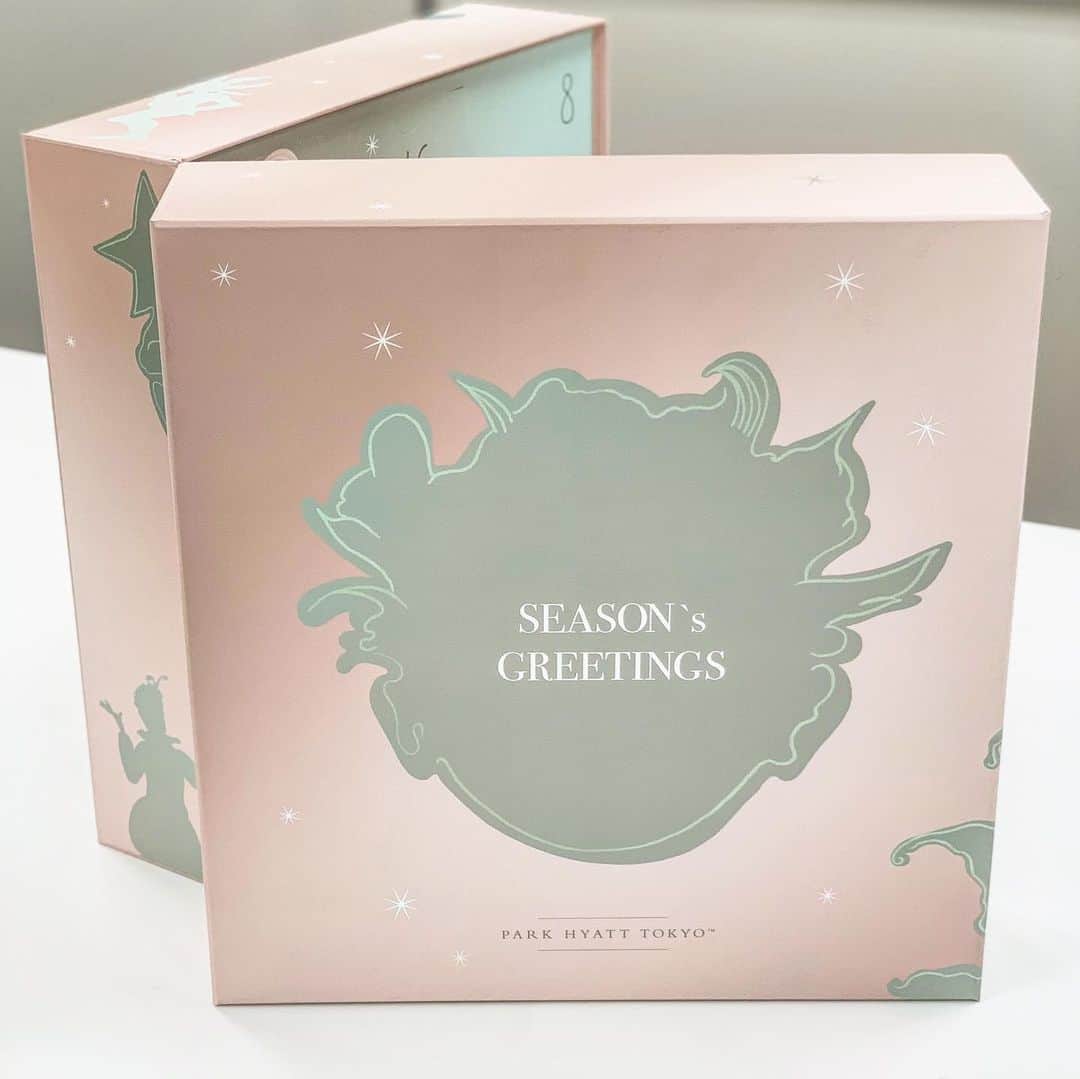 のインスタグラム：「🎄⭐️ 編集部に届いたすてきなクリスマスギフト！ @parkhyatttokyo さんからいただきました♡このシーズンならではのお楽しみ、アドベントカレンダーです🗓 待ちきれずに開けると、お菓子やジャムが♡♡ あっという間においしくいただきました😊  #christmas #christmasgift #クリスマスプレゼント #クリスマス2019 #アドベントカレンダー #クリスマススイーツ #パークハイアット東京 #シュトーレン #婦人画報 #fujingaho」