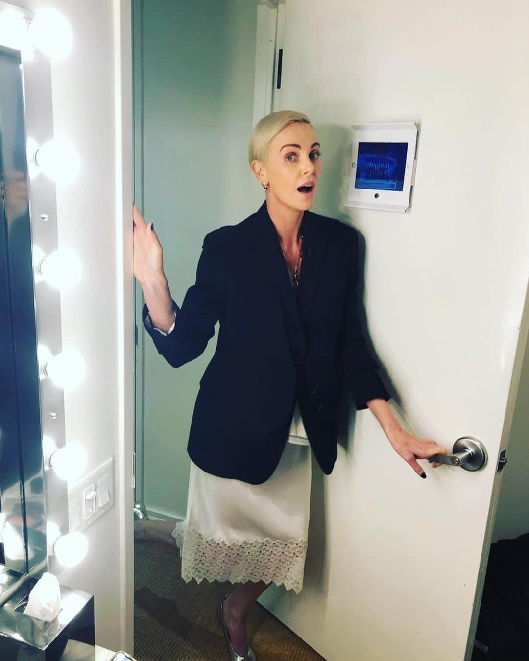 シャーリーズ・セロンさんのインスタグラム写真 - (シャーリーズ・セロンInstagram)「When my team tells me to “act natural” • Thanks for the fun hangs @colbertlateshow! #BombshellMovie」12月18日 10時24分 - charlizeafrica