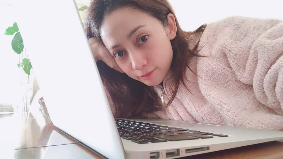 英玲奈さんのインスタグラム写真 - (英玲奈Instagram)「今日は朝からPC作業してました。 最近ずっと体調悪くて、 喉がやられているだけで元気なのだけど、時間がある時は身体を休めていた為サボりがちでした。 やっと取り掛かりました。 一段落して、暖かい今の時間に窓拭きやっちゃうか、もう少しPC作業頑張るか悩み中。」12月18日 10時31分 - erena_erenyan