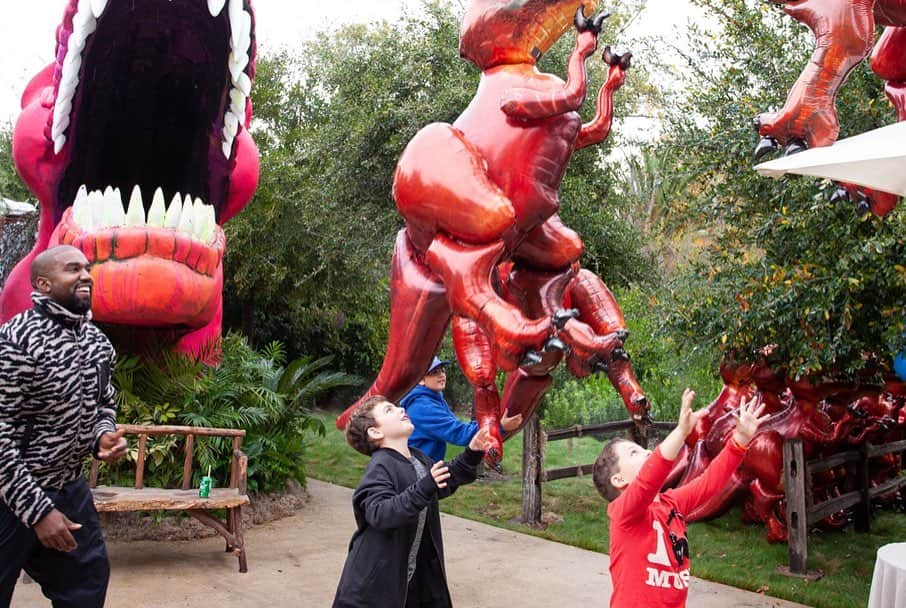 キム・カーダシアンさんのインスタグラム写真 - (キム・カーダシアンInstagram)「Kanye and I threw Saint the coolest 🦖🦕 dinosaur 🦕 🦖 party for his 4th birthday!!! He had so much fun! Thank you @mindyweiss」12月18日 10時36分 - kimkardashian