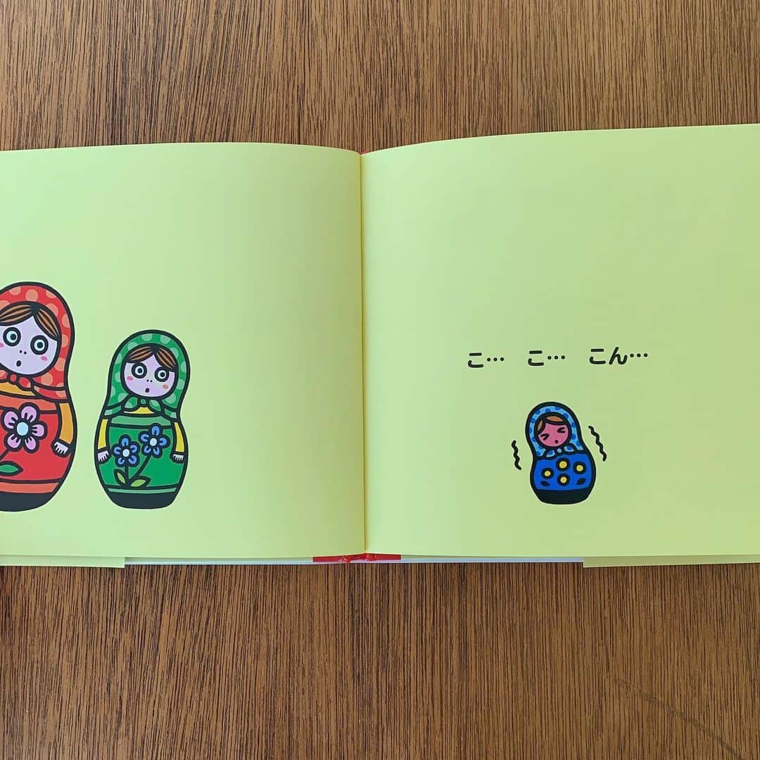偕成社さんのインスタグラム写真 - (偕成社Instagram)「【12月の新刊】ロシアの代表的な民芸品で、日本でも人気があるマトリョーシカが、赤ちゃん絵本になりました！　『こんにちは！マトリョーシカ』（いわしみずさやか　作・絵）﻿ ﻿ 赤いマトリョーシカから緑のマトリョーシカがこんにちは！　緑のマトリョーシカから、青いマトリョーシカがこんにちは！　さて、青いマトリョーシカからはなにがでてくるのかな？﻿ ﻿ 最後におどろきの展開がまっている、くり返しがたのしい赤ちゃん絵本です。﻿ ﻿ 編集者が何年も前からいわしみずさんに「マトリョーシカ描いてください〜」といっていて、ようやくできた絵本だとか。﻿ ﻿ #マトリョーシカ　#赤ちゃん絵本　#こんにちはマトリョーシカ　#岩清水さやか　#冬の絵本　#偕成社　#絵本　#いわしみずさやか」12月18日 10時42分 - kaiseisha_pr