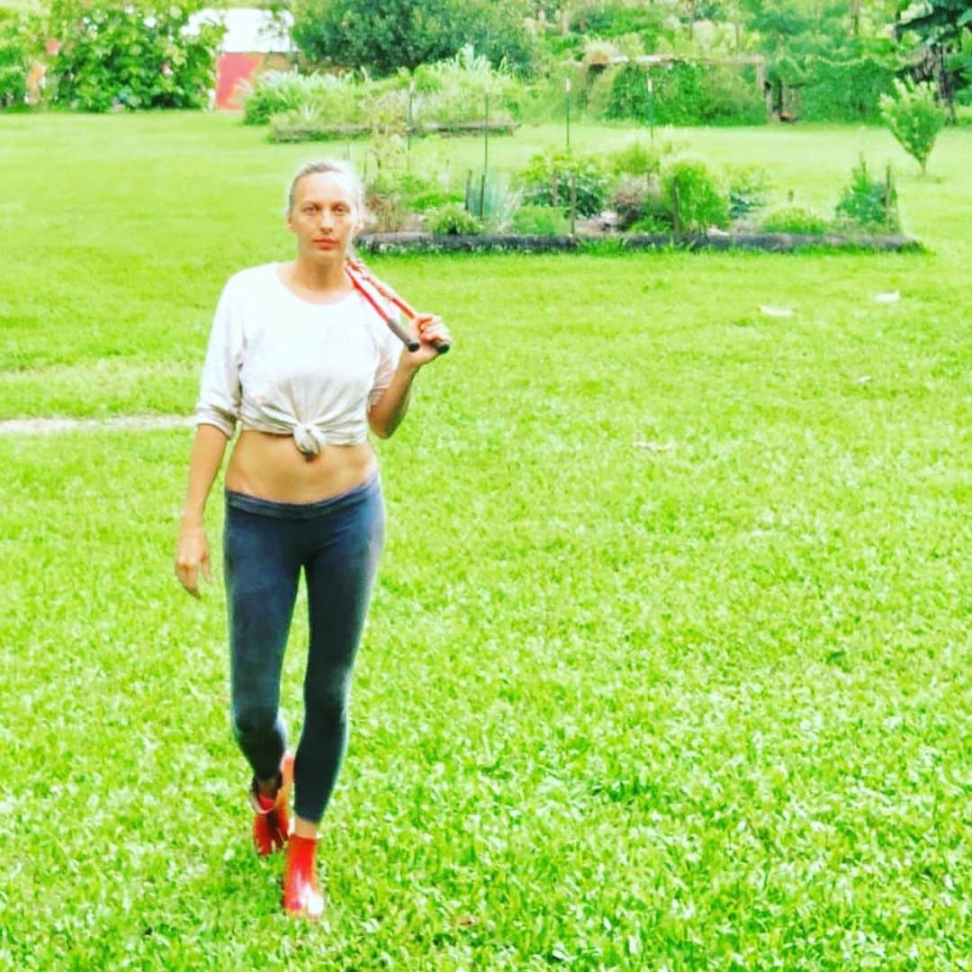 レイラニ・ビショップのインスタグラム：「Tuesday 😬 ⭐️Finally..late Birthday post to Laura Loo my dear little sister, friend, rock, inspiration, mother, auntie ..lagger :) ..all around LB #kilaueafarmgirl ..love you to the 🌙 ⭐️ and back .. thank you for all the gut wrenching laughs @lauraiolanibishop love you sis 😍 #sisters #lucky」