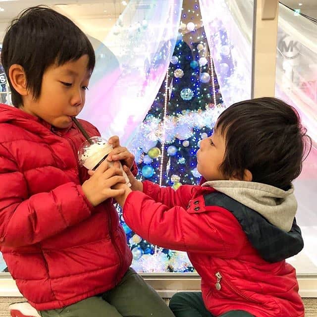 森永乳業#親ばかグランプリ【公式】のインスタグラム：「🍼今週の#チュウチュウごくごく選手権 🥤﻿ ﻿ －－－－－－－－－－－－－－－－－－﻿ @medaka.mm﻿ ママがこっそり買ったドリンク、﻿ 秒で見つかった〰︎〰︎〰︎〰︎🤣🤣🤣🙌🏻﻿ ﻿ にぃにには僕が飲ませたげる！﻿ と言わんばかりの弟(笑)﻿ 意地でも離そうとしないので、﻿ お兄に飲んであげて💦とお願い(⸝⸝›_‹⸝⸝)﻿ －－－－－－－－－－－－－－－－－－﻿ ﻿ 仲良し兄弟のほっこりな瞬間😊﻿🥤 赤のダウンコートがサンタクロースみたいで可愛らしい！🎅🏻🎄﻿ ﻿ みなさまも、「#チュウチュウごくごく選手権 」と「#おでかけ代表」または「#おうち代表」を付けてご参加ください🎵﻿ 詳しくは、プロフィールのリンクをCHECK😉﻿ @morinaga_chuchu_gokugokucp﻿ ﻿ ※リグラム掲載による商品当選との関係はございませんので、予めご了承ください。﻿ ﻿ #森永乳業 #チュウチュウごくごく選手権 #おでかけ代表 #おうち代表 #キャンペーン﻿ #子ども #子供 #こどものいる暮らし﻿ #はぐくみ #やさいジュレ #うるジュレ #こどミル」