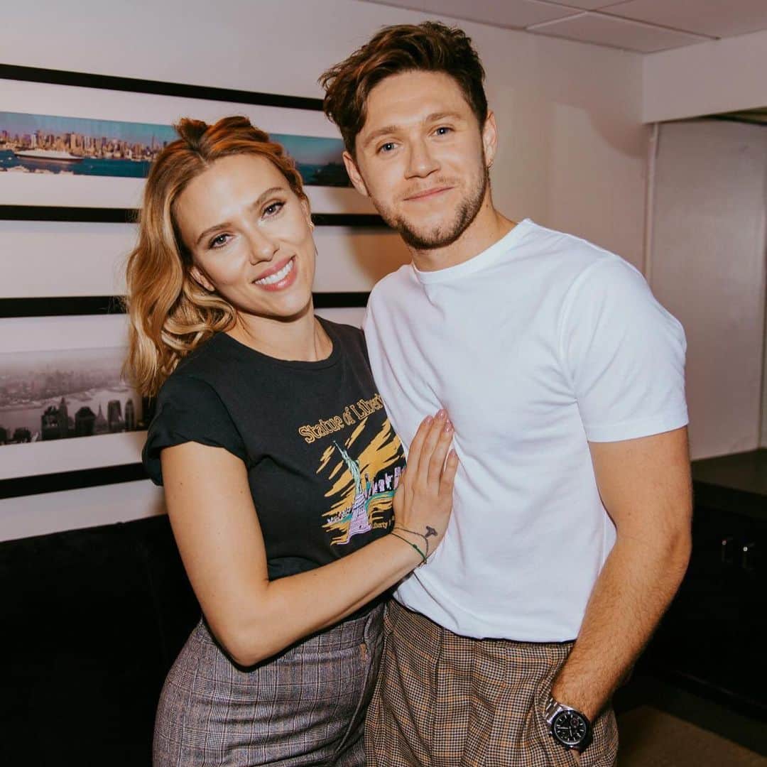 ナイル・ホーランのインスタグラム：「What a week!  To be the musical guest on Saturday Night Live was one of the greatest honours I’ve had in my career.  Getting back up on the SNL stage after a few years was incredible,I’ve never felt more at home. The same crew has been doing that show for years and years. They are the nicest and most efficient people in show business and I thank them very much for making my week seamless and very special.  The cast are always so lovely and fun to be around. Thank you to cecily especially for helping me out with the skit etc.. thank you guys.  Thank you Lorne for asking me to be a small part of your incredible show. You are a gentleman and I hope we can work together again some day.  The wonderful and beautiful Scarlett Johansson. Thank you for taking me under your wing and just being a lovely person on top of all that. It was an honour to be on the show with you. Xx  This reads like I’ve just hosted the show itself hahaha( if I ever get the chance to host the show , wait til you see the thesis length story i have for that haha )  Thank you @nbcsnl」