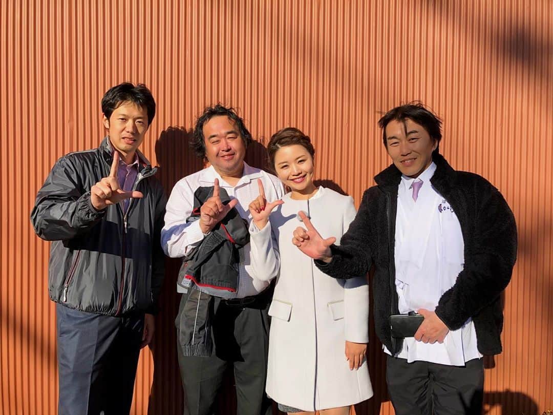 のインスタグラム：「soleいいねと沼津魚がし鮨のコラボ企画💓！ 皆さんご覧いただけましたか👀⁇ 「究極の静岡おでん🍢」作りもいよいよ販売が近づいています🙆🏻‍♀️ おでんのシンボルマークとなるいいね印なると🍥を完成させるべく、私奔走いたしました！！ とても楽しいロケで、森田さん宮嶋さんとの仲も少し深まりました🤝 今日発表となりましたが、来週水曜日のクリスマス🎄、12月25日に魚がし鮨全店で発売開始です✨ この日は藤枝南口店から生中継もありますよ👌🏻 是非食べてくださいね！！！ ・ #おでん #静岡おでん #沼津魚がし鮨 #コラボ企画 #静岡  #SBSテレビ #soleいいね #SBSラジオ #静岡放送 #鉄崎幹人のWASABI #WASABI #アナウンサー #大槻有沙 #follow #followme」