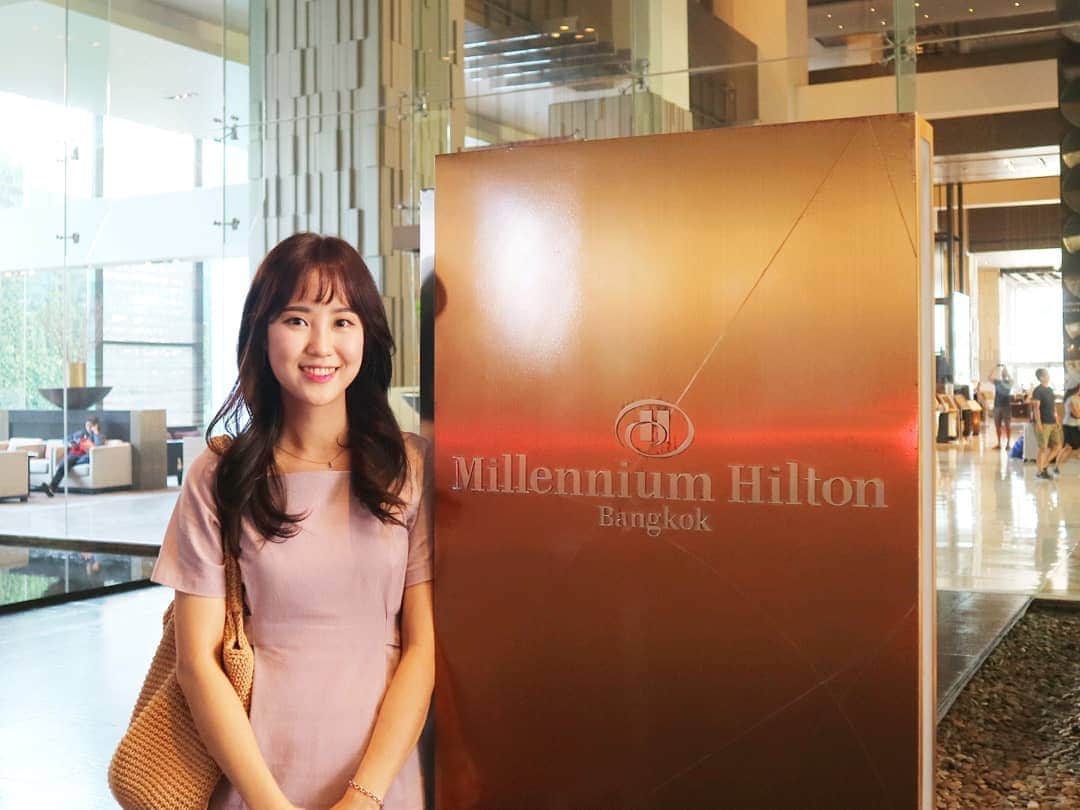 ジンエアーさんのインスタグラム写真 - (ジンエアーInstagram)「방콕에 있는 동안 저의 아지트가 될 예정이랍니다-☺️ 방콕에서 방콕하게 만드는 밀레니엄 힐튼 호텔 ⭐강력추천⭐ 드려요!❤ ⠀ ⠀ 🏡 Jin Air x Muse 호텔 정보 - Millennium Hilton Bangkok 장점 ☝🏻 방콕의 랜드마크 아이콘 시암 도보 2분 거리 장점 ✌🏻 모래사장처럼 꾸며진 선 베드가 있는 메인 풀 '더 비치' ⠀」12月18日 11時14分 - jinair_lj