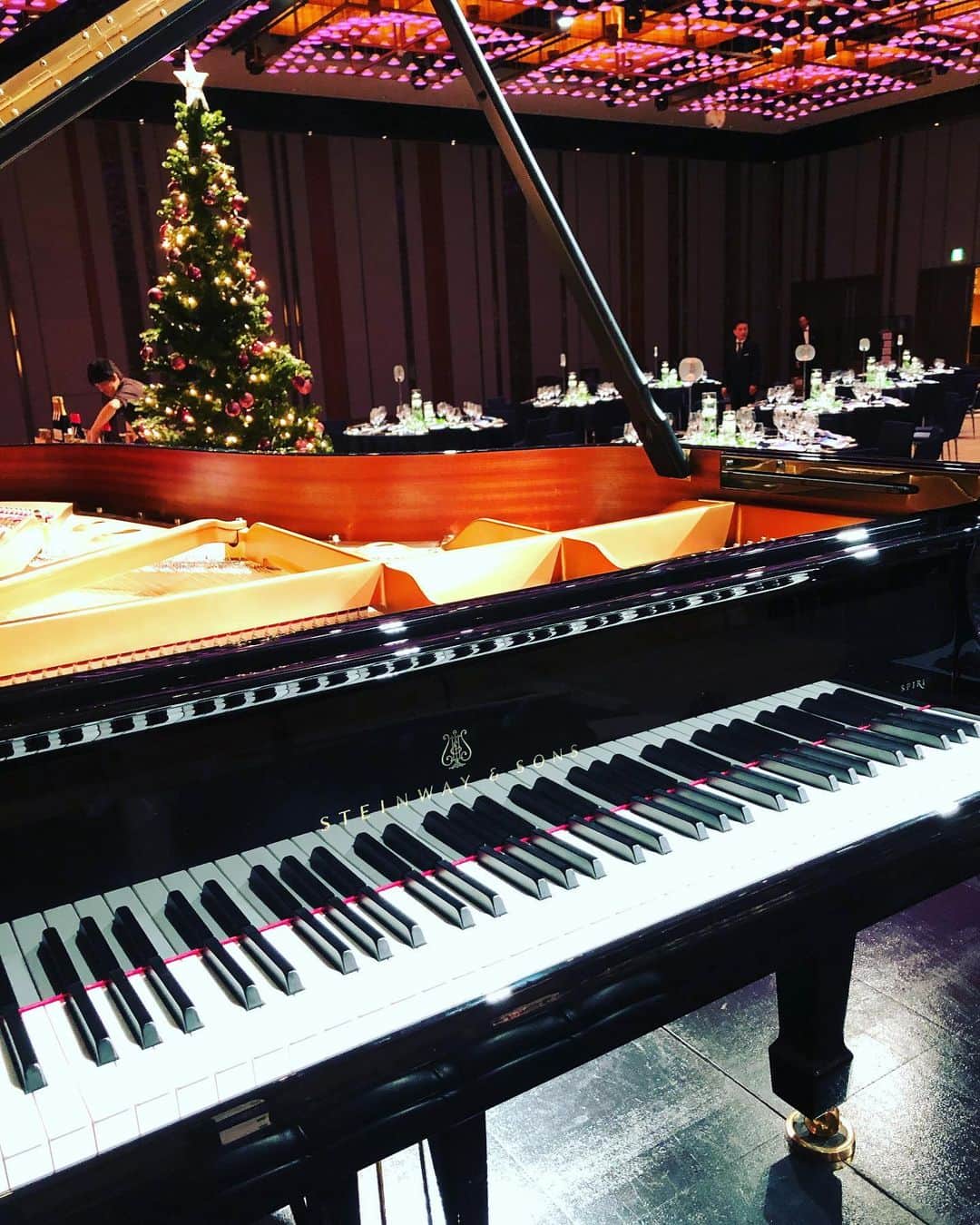 のインスタグラム：「Concert on a #Steinway #Spirio @steinwayandsons @steinway_tokyo at @grandhyatttokyo #GrandHyattTokyo #Piano #Pianist #MiyujiKaneko #SteinwayArtist #ChristmasParty #スタインウェイ #ピアノ #ピアニスト #金子三勇士 #グランドハイアット東京 #クリスマスパーティー」