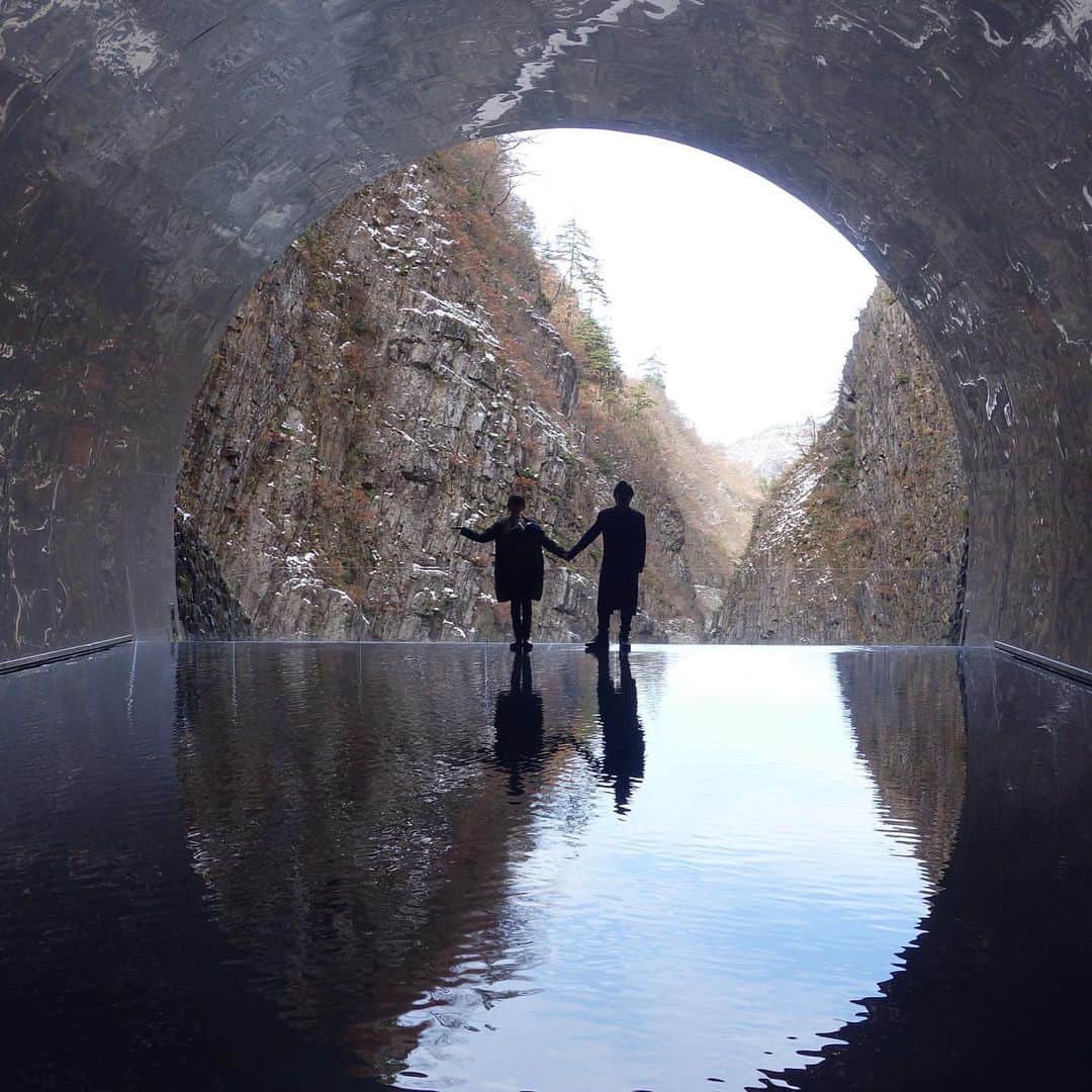 加藤未央さんのインスタグラム写真 - (加藤未央Instagram)「念願の清津峡渓谷トンネルへ行ってきました。 越後妻有は初でしたが、滞在中なのにまた絶対に来ようねと言い合うほど素敵な場所でした。  旅行とは全然関係のない話なんだけど、2枚目の写真が好きなんです。 影で暗くてわからないんだけど、たぶん夫は私のことを見て笑ってくれているんだと思う。そんな表情を感じさせてくれるその瞬間を、見れて良かった。私の知らないところで私を見て優しく笑ってくれる人がそばにいてくれるって、なんて心強いんだろう。 #越後妻有 #大地の芸術祭  #清津峡渓谷トンネル #夫婦」12月18日 11時23分 - mio.ka10