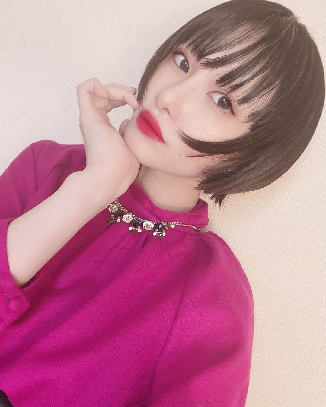 濱田茉奈さんのインスタグラム写真 - (濱田茉奈Instagram)「._ 前髪伸びてたー！ My bangs were growing 😋💙._ Wear by @adore_jp ._  #fashion #bangs #hair #makeup」12月18日 11時29分 - manahamada0222