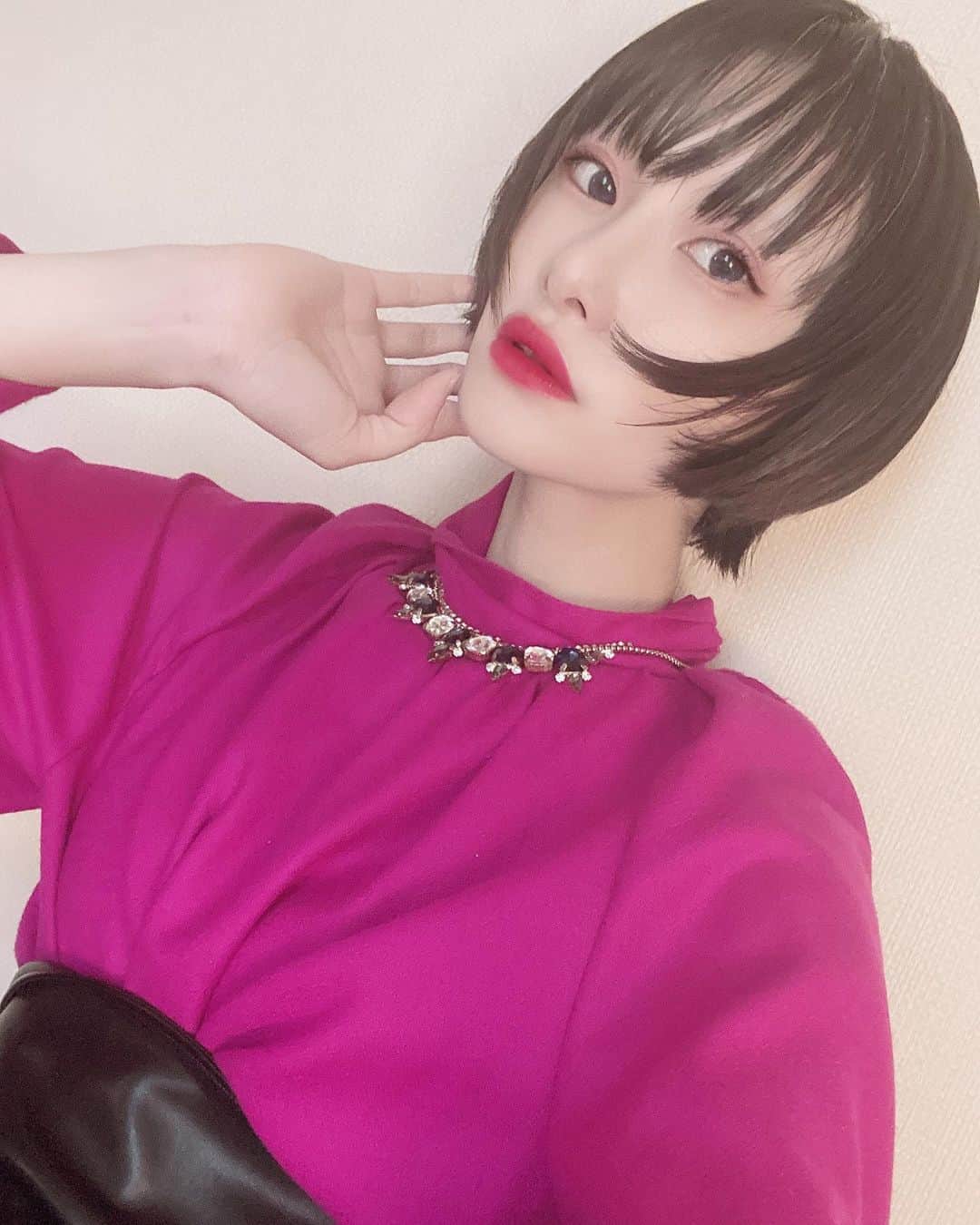 濱田茉奈さんのインスタグラム写真 - (濱田茉奈Instagram)「._ 前髪伸びてたー！ My bangs were growing 😋💙._ Wear by @adore_jp ._  #fashion #bangs #hair #makeup」12月18日 11時29分 - manahamada0222