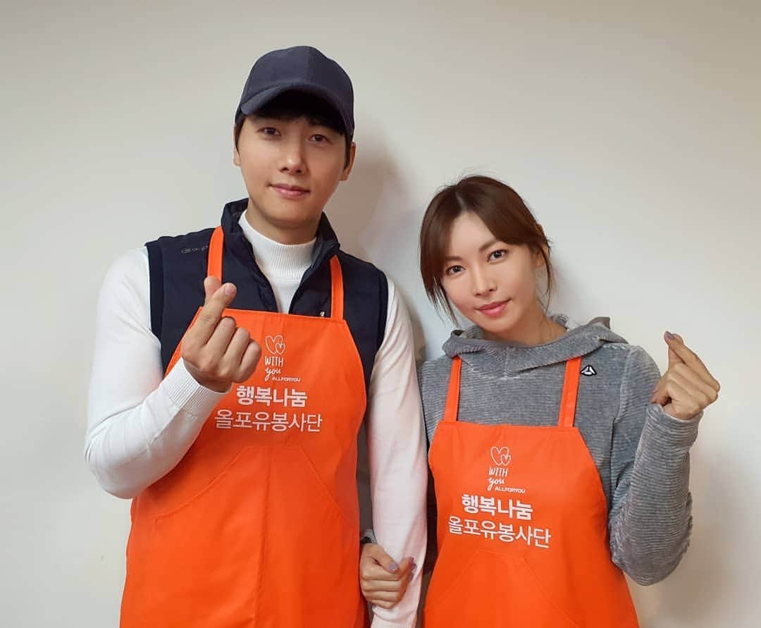 のインスタグラム：「#행복나눔올포유 💗 저희가 모델로 있는 #올포유 🧡에서  너무 좋은 일을 하셔서 저희도 다녀왔어요^^* #밥퍼봉사 #밥퍼나눔운동본부 #행복나눔올포유봉사단  사진은 쑥쓰럽지만^^;* 이렇게 좋은 일 많이하시는 올포유가족분들~ 널리 알리고 싶은 맘에^^*😊 (마지막 영상은ㅋ손바닥🖐인식 하는 셀프타이머 기능 작동중요ㅋ^^;;;;)」