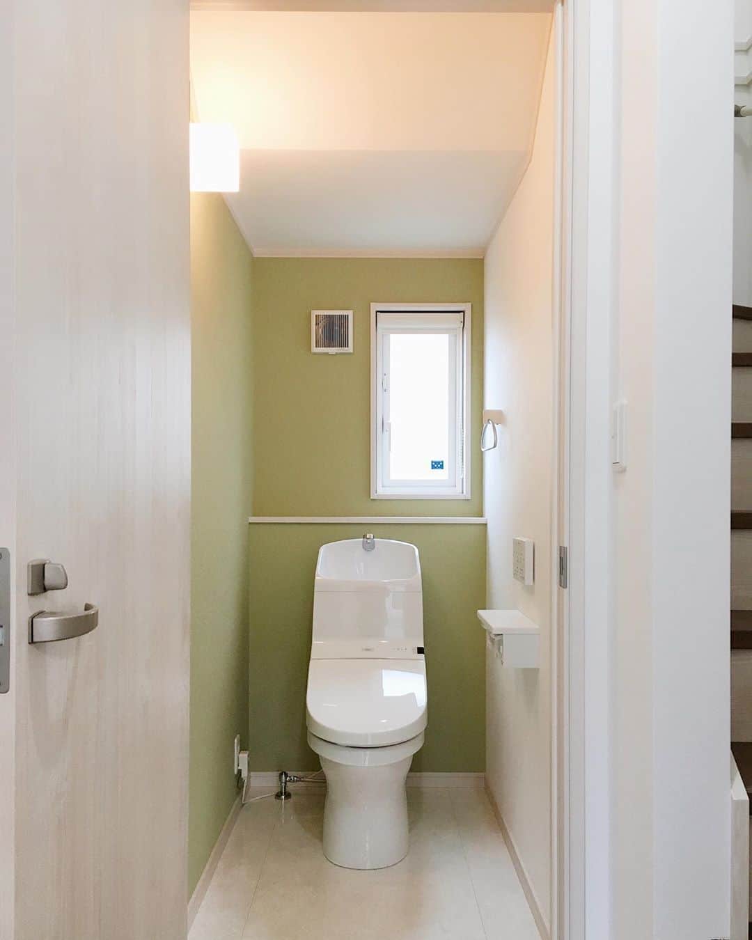 朝日住宅株式会社さんのインスタグラム写真 朝日住宅株式会社instagram トイレ 階段下のスペースを利用したトイレです 爽やかなグリーンのアクセントクロスで少し低めの天井も圧迫感を感じさせません トイレ アクセントクロスグリーン ブラケットライト