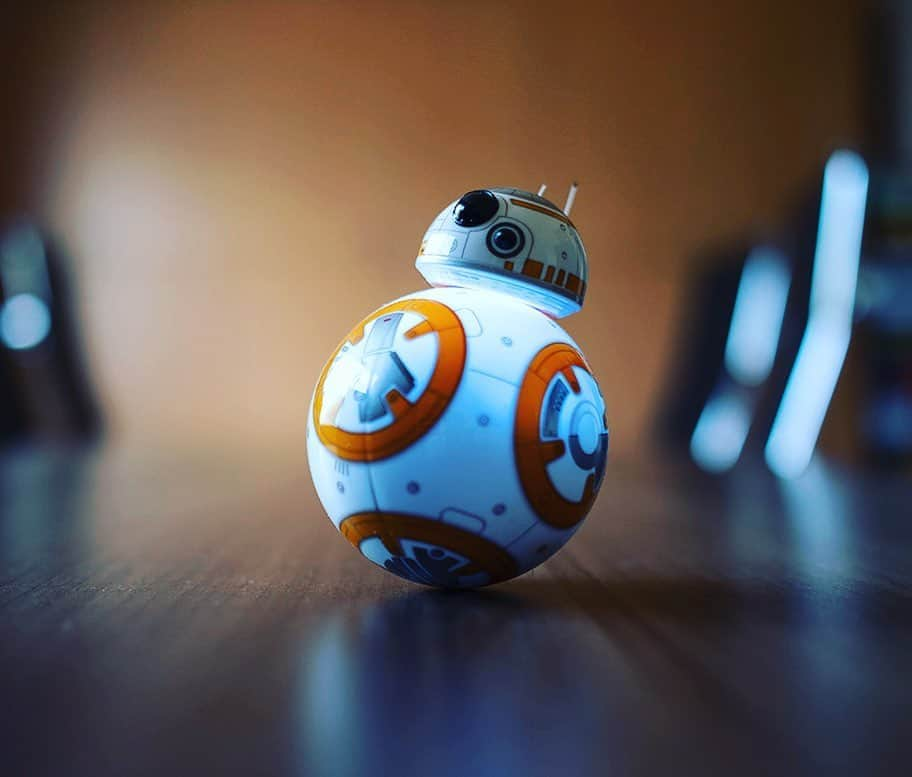 稲垣雅彦のインスタグラム：「CM見てかわいいを連発してたら、クリスマスプレゼントに貰ったBB-8。iPhoneでいろんなリモコン操作が出来るんだけど、BB-8の動きが超笑えてかわいい(^。^)なごむわぁ〜。 走ったところを覚えて同じ経路で走ったり探検モードで探検したりします。 . . FUJIFILM X-H1 23mm1.4 クラシッククローム #bb8 #bb8sphero」