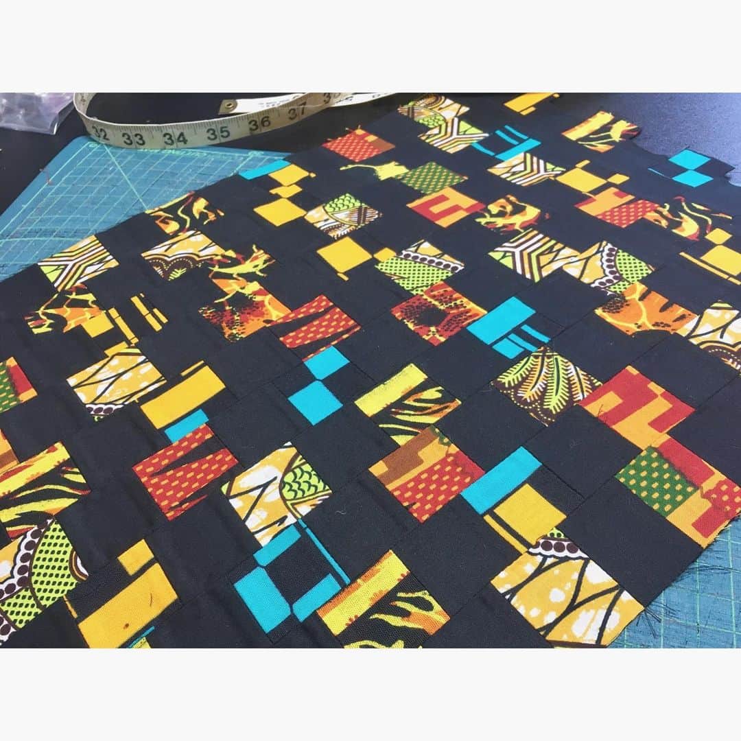 kwa MALOGOさんのインスタグラム写真 - (kwa MALOGOInstagram)「【まずは生地を…】 .  切って切って .  縫って縫って .  繋げて繋げて .  久しぶりに細かいパッチワークを地道に…🧟‍♂️🧟‍♂️🧟‍♂️✨✨☀️☀️☀️ .  #X’masプレゼント🎁　 #大人っぽく  #でもアフリカ色は忘れずに　 #オーダーメイド  #ショルダーバッグ  #イロのある生活  #アフリカ雑貨  #kwamalogo  #africanprint #patchwork #kitenge #africaninspired #custommade #shoulderbag #colorfullife」12月18日 11時38分 - kwamalogo