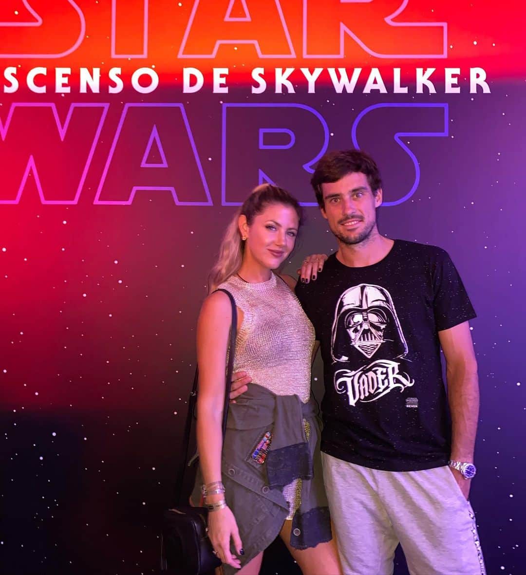 ギド・ページャのインスタグラム：「Acabamos de salir de ver #starwarselascensodeskywalker fue algo que nunca voy a olvidar, no puedo esperar a que miren esta película que va a quedar en el recuerdo de todos por siempre. Gracias @disneystudiosla y a vos @stephaniedemner por compartirlo conmigo」