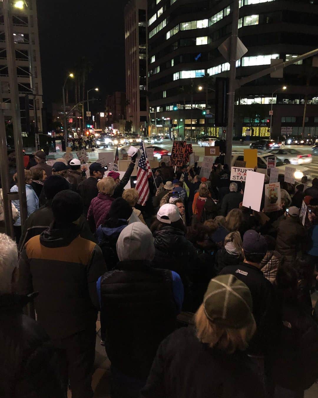 アダム・シャピロのインスタグラム：「Huge crowd in Sherman Oaks. #impeachmenteve 🇺🇸🇺🇸🇺🇸」