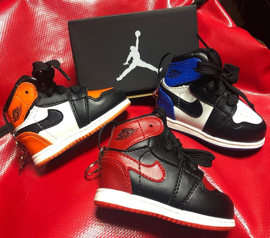 miniのインスタグラム：「Battery Charger🔋⚡️👟🏀 Daddy's gift🎅🏾🎁🎄 パパが買ってきてくれた💜 可愛すぎるバッテリーチャージャー📱👟⚡️🏀 #jordan #nike #nikejordan #airjordan #batterycharger #jordanbatterycharger #iPhone #sneakers」