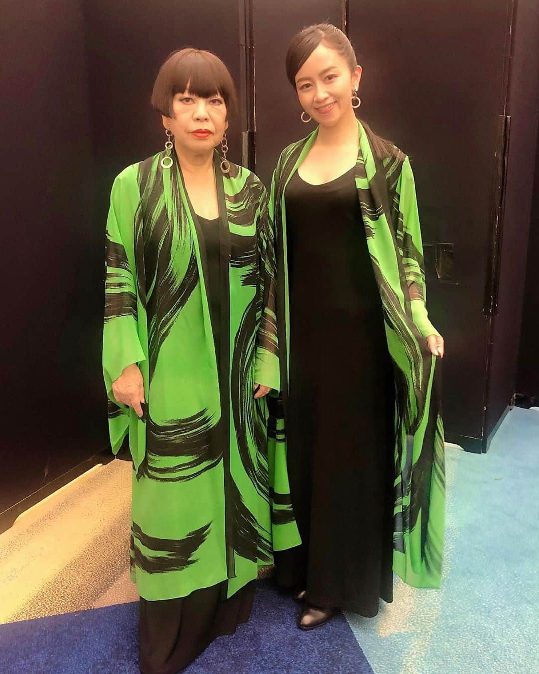 岡田ひとみ（ねんドル）さんのインスタグラム写真 - (岡田ひとみ（ねんドル）Instagram)「神楽坂女声合唱団、団長のコシノさんと。 #chorus#choir #dress#junkokoshino #コシノジュンコ #神楽坂女声合唱団」12月18日 11時52分 - hitomi_nendol