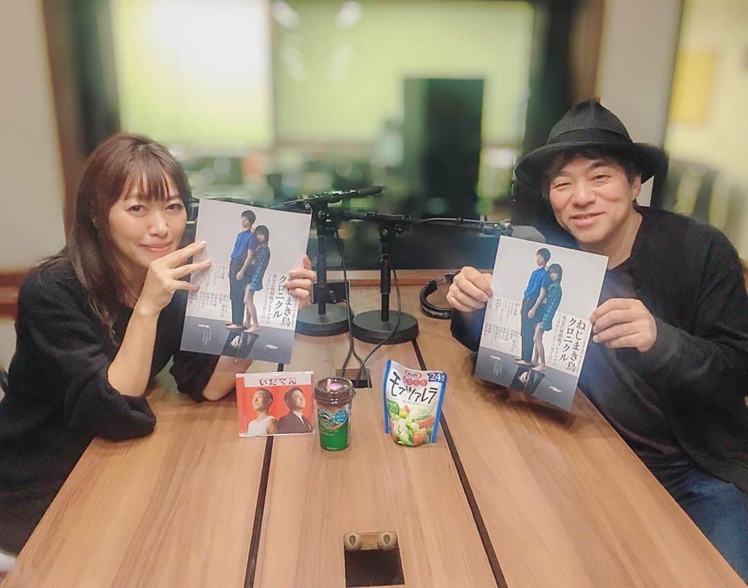 坂本美雨のディア・フレンズさんのインスタグラム写真 - (坂本美雨のディア・フレンズInstagram)「本日の #ディアフレンズ﻿ 音楽家の#大友良英 さんをお迎えしました‼️﻿ ﻿ ディアフレンズにはお久しぶりの﻿ ご登場となる大友さん🎼﻿ 前回は連続テレビ小説「あまちゃん」の音楽を﻿ 手がけられたお話を伺いましたが…﻿ ﻿ 先日、最終回を迎えたNHK大河ドラマ﻿ 「いだてん〜東京オリムピック噺〜」の﻿ 音楽も手がけられていました。﻿ 制作期間は約2年半！﻿ 全部で326曲も作られたそうです！﻿ すごいですね…🤩﻿ 「いだてん」のサウンドトラックも﻿ 前編・後編・完結編と発売されています💿✨﻿ ﻿ そして…﻿ 大友さん、次は舞台音楽を手がけられます！﻿ 来年上演される舞台「ねじまき鳥クロニクル」﻿ ﻿ #村上春樹 さんの長編小説﻿ 『ねじまき鳥クロニクル』が舞台化💫﻿ 演出・振付はイスラエルの奇才インバル・ピントさん。﻿ 脚本・演出は、気鋭のアミール・クリガーさんと﻿ マームとジプシーの#藤田貴大 さん。﻿ ﻿ キャストは…﻿ #成河 さん #渡辺大知 さん #門脇麦 さん﻿ #大貫勇輔 さん #吹越満 さん #銀粉蝶 さんetc...﻿ ﻿ 劇伴はすべて生演奏で行われるそうで﻿ 現在、絶賛制作中とのこと！﻿ ﻿ お芝居とコンテンポラリーダンス、音楽が融合した﻿ 舞台となるそうです✨✨﻿ ﻿ ■東京公演﻿ 2020/2/11(火・祝)～3/1(日)﻿ 会場：東京芸術劇場プレイハウス﻿ ﻿ 大阪公演と愛知公演も行われます🎺﻿ ﻿ ――――――――――――――――﻿ 【#森永乳業 #CafeTalk】﻿ ﻿ ❓大友さんにとってのパワースポットは❓﻿ ﻿ 「楽器屋さん🎸﻿ 古い楽器を見ていると幸せな気持ちになるんです。 ﻿ 御茶ノ水とか大久保方面とか行くと本当にまずい。 ﻿ このギターは俺のところに来たがっているとか﻿ 訳のわからないことを言い出すのでやばいです（笑）﻿ 結構、数持っているから﻿ もういらないんですけどね。﻿ 去年だったかな、ポルトガルに行ったときに﻿ マンドリンみたいな形をした12弦の﻿ ポルトガルギターがあって （お店に）行ったら﻿ アウトだと思ったけど…﻿ 買って日本まで送っちゃった(笑)」﻿ ﻿ ﻿ #いだてん #あまちゃん #宮藤官九郎﻿ #ねじまき鳥クロニクル﻿ #ポルトガルギター #ギター #楽器﻿ #作曲家 #音楽家﻿ #坂本美雨 #ディア﻿ #全国38局ネット﻿ #tokyofm #JFN﻿ #radiko #radikoタイムフリー」12月18日 11時53分 - dearfriends80