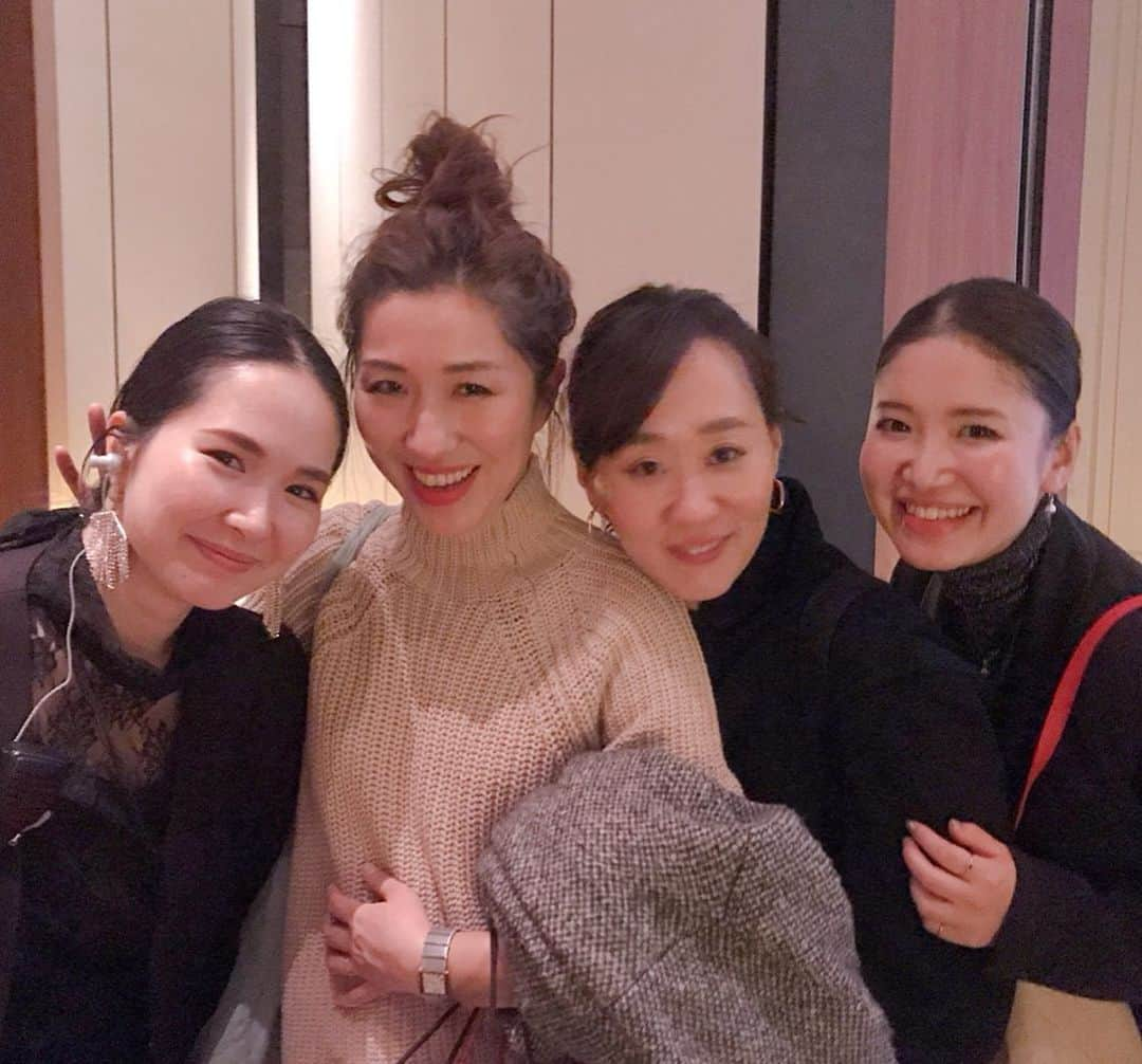 長井かおりさんのインスタグラム写真 - (長井かおりInstagram)「ホリデーシーズンはイベントがたくさん😃﻿ たくさんのみなさんにお会いできて、﻿ 嬉し楽しな、12月です🎄﻿ ﻿ 先日行われた、﻿ アットコスメビューティーアワード2019﻿ では、アットコスメの年間ベスコス受賞アイテムで﻿ メイクショーを行いました💄💋﻿ ﻿ デモの内容はアットコスメのイベントレポートに﻿ まとまっていますので、﻿ ぜひチェックしてみてください♡﻿ ﻿ 年間大賞は○○○○のハイライトが❗️❗️﻿ ﻿ #アットコスメ #atcosme #アットコスメベスコス #アットコスメビューティーアワード2019 #メイクショー #メイクレッスン #メイクデモンストレーション #ヘアメイクさんによるタッチアップブースも盛り上がりました」12月18日 12時02分 - kaorimake