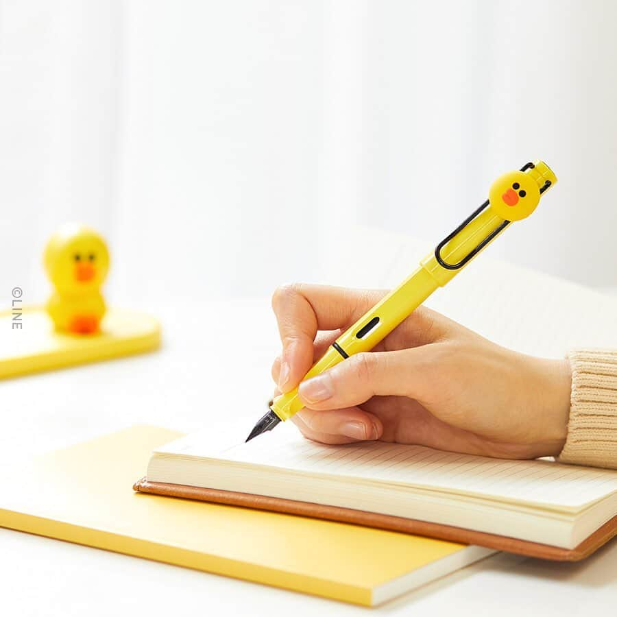 LINE FRIENDSさんのインスタグラム写真 - (LINE FRIENDSInstagram)「A familiar scent of ink and paper. That smooth glide only known to fountain pens. The whispers from pen tip resonating against paper. ⠀ LAMY I LINE FRIENDS SPECIAL EDITION Gently awaken your senses. ⠀ <Sales Info> KOREA : DEC. 19th 2019 TAIWAN/JAPAN : JAN. 2020 ⠀ #LINEFRIENDS #LAMY #fountainpen #pentray #paperweight #limitededition #BROWN #SALLY #DEC19」12月18日 12時01分 - linefriends