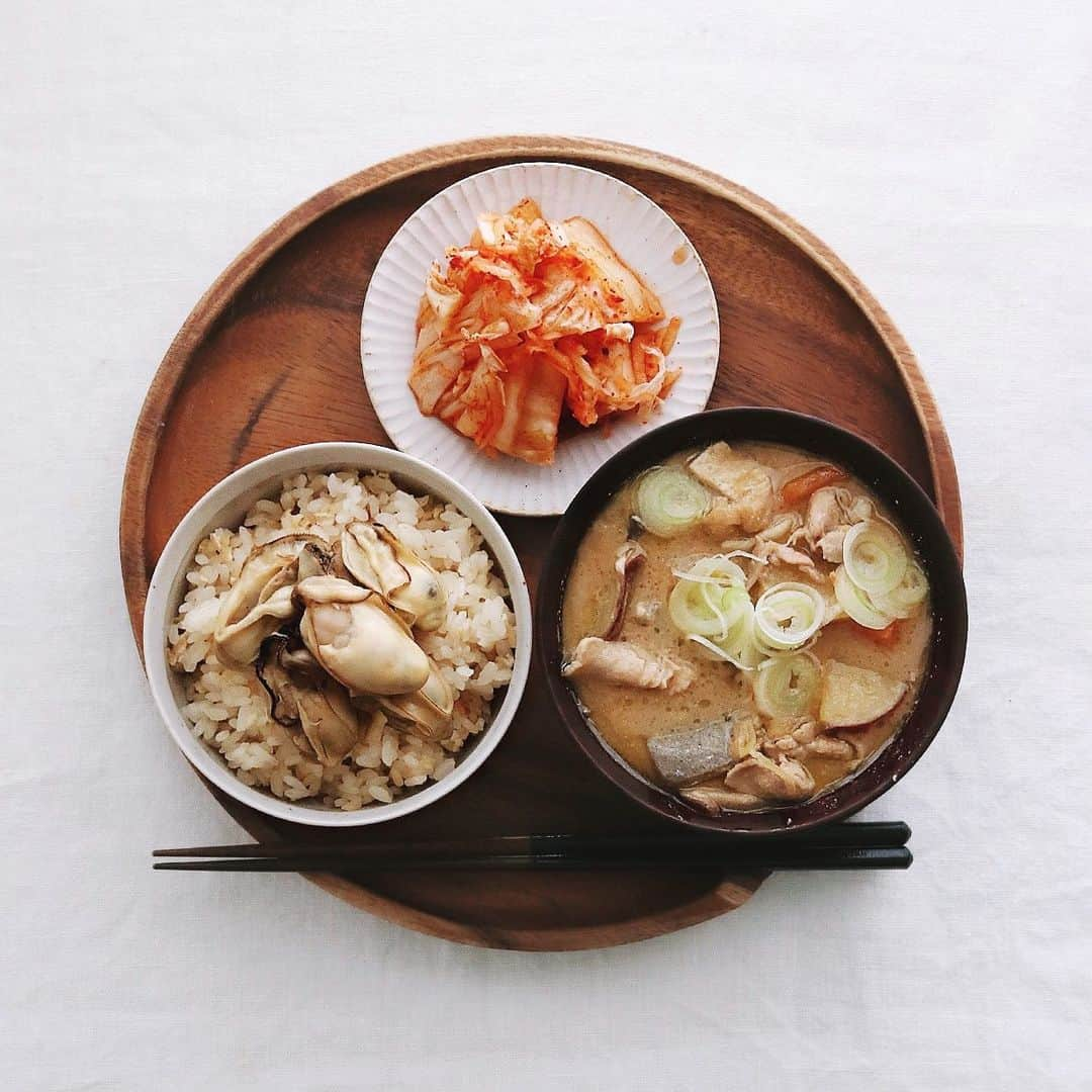 樋口正樹さんのインスタグラム写真 - (樋口正樹Instagram)「Today's lunch . お昼に牡蠣ご飯と 酒粕入りの豚汁と 酸味増したキムチ。 . . #牡蠣ごはん #牡蠣ご飯 #牡蠣好き #豚汁 #お昼ごはん #oysterrice」12月18日 12時12分 - higuccini