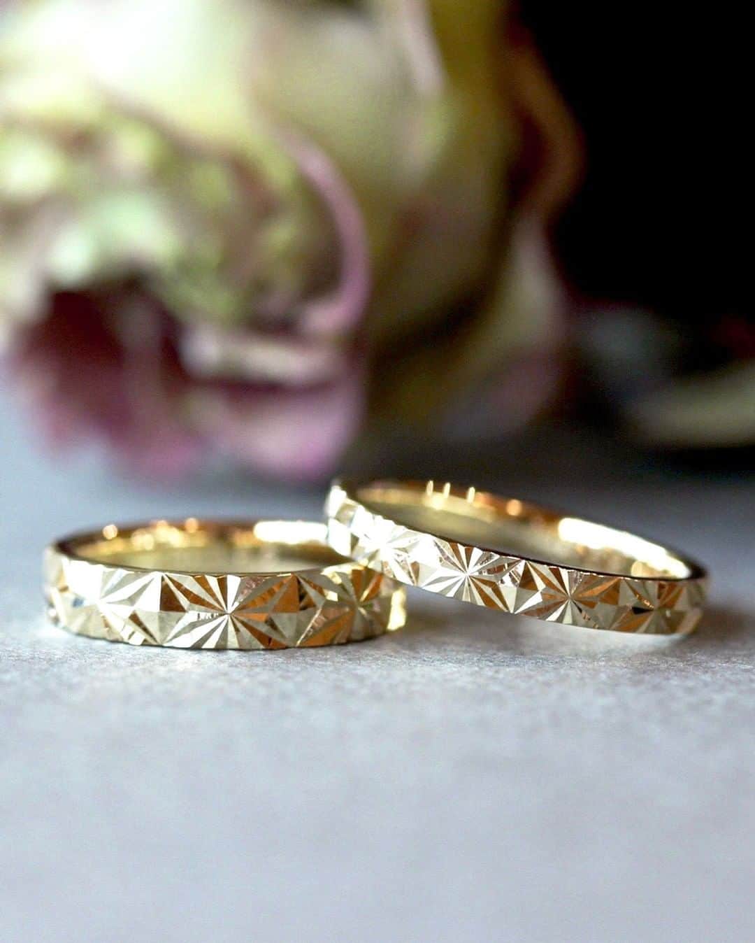 ith / イズ オーダメイド結婚指輪さんのインスタグラム写真 - (ith / イズ オーダメイド結婚指輪Instagram)「華やかなデザインが二人揃ってお好みで、 彫り模様をとても気に入ってくださいました。 . 輝かしい和彫りの指輪を ボリュームのある幅でお仕立てしました。 . “理想の指輪が仕上がって嬉しい” . そうおっしゃっていただき、 つくり手の私もとても嬉しかったです。 . お二人の末永い幸せを願っています。 . . ▽ 指輪について 結婚指輪(男性)：アニス K18YG：139,000円〜 . 結婚指輪(女性)：アニス K18YG：125,000円〜 . . 公式ハッシュタグ🤳✨ #イズマリッジ . . #結婚指輪 #婚約指輪 #プロポーズ  #マリッジリング #エンゲージリング  #指輪 #ダイヤモンド #ブライダルリング #婚約 #プレ花嫁 #ペアリング #指輪選び  #ウェディングドレス #ナチュラルウェディング  #指輪探し #結婚指輪探し #ゴールドリング  #オーダーメイドリング #結婚指輪オーダー #オーダーメイド #花嫁 #2019冬婚 #2020春婚 #2020夏婚 #クラフト #アトリエ #職人」12月18日 12時05分 - ith_marriage