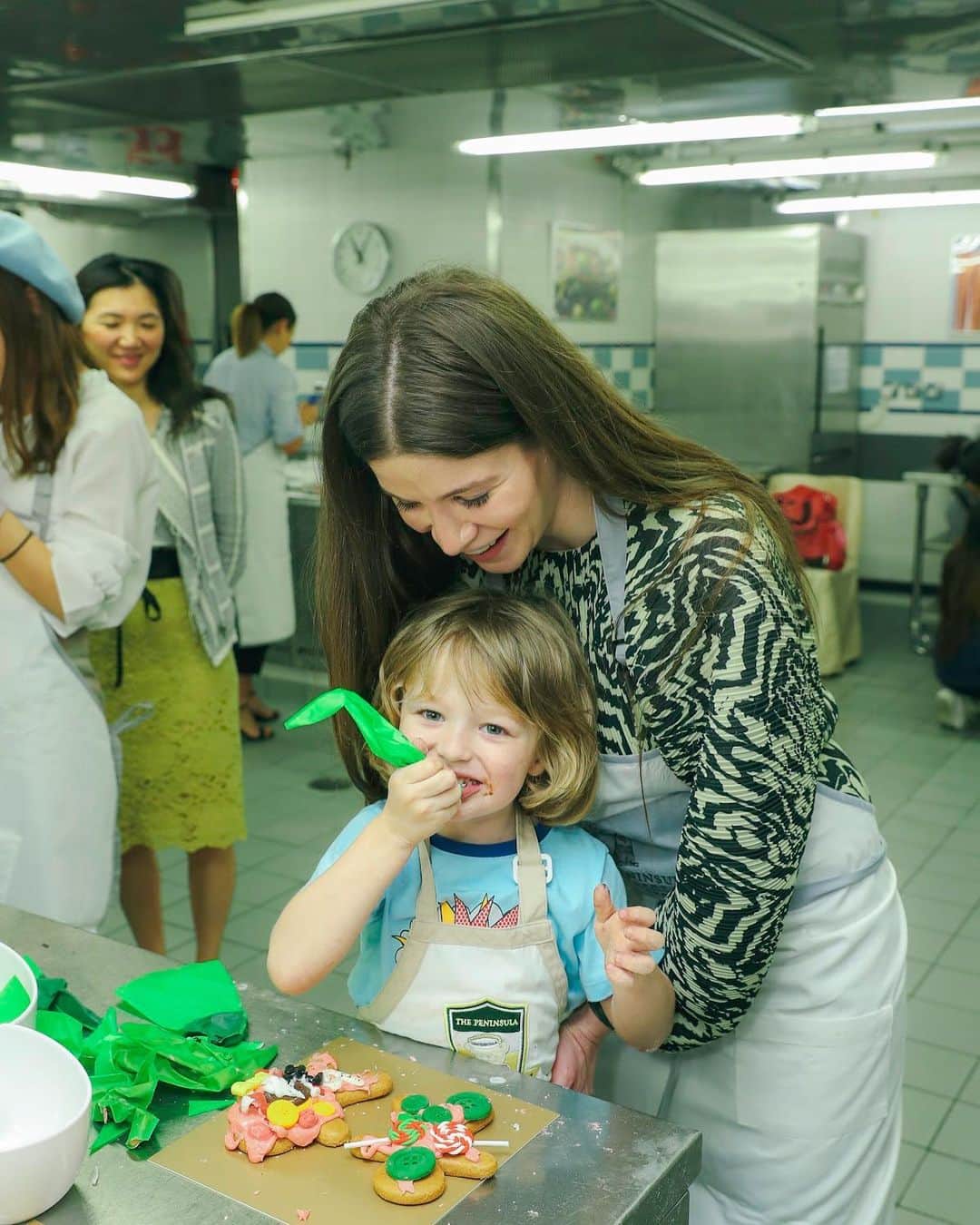 RJMStyleさんのインスタグラム写真 - (RJMStyleInstagram)「Gingerbread man workshop @peninsulahongkong with my angels 🧒👶」12月18日 12時05分 - rjmstyle
