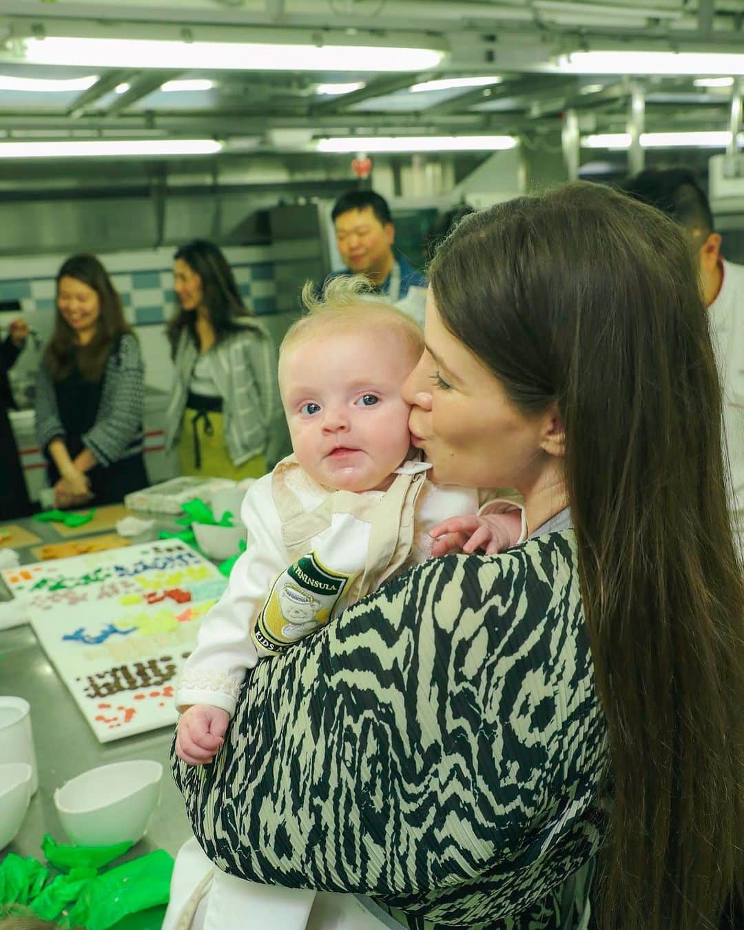 RJMStyleさんのインスタグラム写真 - (RJMStyleInstagram)「Gingerbread man workshop @peninsulahongkong with my angels 🧒👶」12月18日 12時05分 - rjmstyle