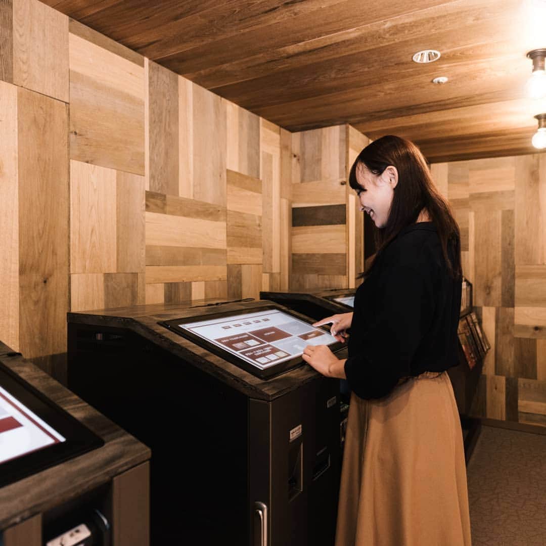 東急ホテルズさんのインスタグラム写真 - (東急ホテルズInstagram)「2019年10月13日（日）にリニューアルオープンした、渋谷東急REIホテル。﻿ ﻿ ロビーとエントランスは﻿ 温かみのある木目調と間接照明のライトアップで、﻿ より明るく心地良い空間となりました。﻿ ﻿ 客室のあるフロアは、エレベーターホールに渋谷の街が描かれ﻿ 明かるく、お洒落な雰囲気に。﻿ ﻿ レストラン ”ハシュハシュ”は、﻿ 「SHIBUYA Living」をコンセプトに﻿ 多彩なシーンでご利用いただけるレストランです。﻿ ﻿ ぜひ、ランチやディナータイムに﻿ お気軽にお越しくださいませ。﻿ ﻿ ﻿ ﻿ #渋谷東急REIホテル #ハシュハシュ﻿ #レストラン #ランチ #ディナー﻿ #渋谷 #宮益坂 #ポップインアラジン﻿ #shibuyatoukyureihotel #hushhush﻿ #restaurant #shibuya #miyamasuzaka﻿ ﻿ #東急ホテルズ #tokyuhotels﻿ #ホテル #旅 #旅行 #hotel #travel﻿ #travelgram #instatravel #ig_japan﻿ #traveler #traveling #japantravel﻿ #genic_travel #travelphotography﻿ #traveljapan #japantravelphoto」12月18日 12時10分 - tokyuhotels