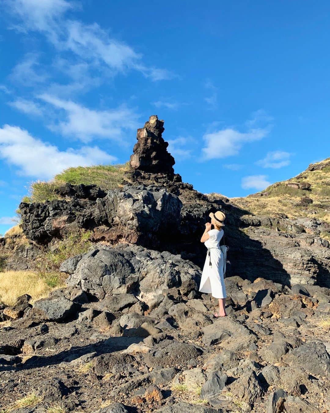 山崎みどりさんのインスタグラム写真 - (山崎みどりInstagram)「Hawaiiのパワースポット【ペレの椅子】へ⭐️﻿ ﻿ オアフ島最南東の崖上に建つ溶岩。﻿ ﻿ 「ペレ」は美しくて、怒りを爆発させると火山が噴火すると伝えられている火山の女神。﻿ ﻿ ペレが座っていると言われる椅子型の岩は【ペレの椅子】と呼ばれ、仕事運、金運にも良いと言われるそう。﻿ ﻿ なので、岩に向けてきっちりお願いしてきたよ🙏🏻﻿ ﻿ 駐車場から草原をひたすら20分くらい歩くと小さなビーチ【クイーンズ・ビーチ】があって、﻿ ﻿ その上に高さ10mくらいの【ペレの椅子】があるよ🤙🏻﻿ ﻿ 道は砂利道とか石ころとか岩場もあるから行く時はスニーカーじゃないとキツいかも👟﻿ ──────────────────────────﻿ #ペレの椅子 #peleschair #hawaiitrip #hawaiitravel #sports #hawaii #パワースポット　#powerpoint #powerspot #hawaiistagram」12月18日 12時14分 - midori_yamasaki_
