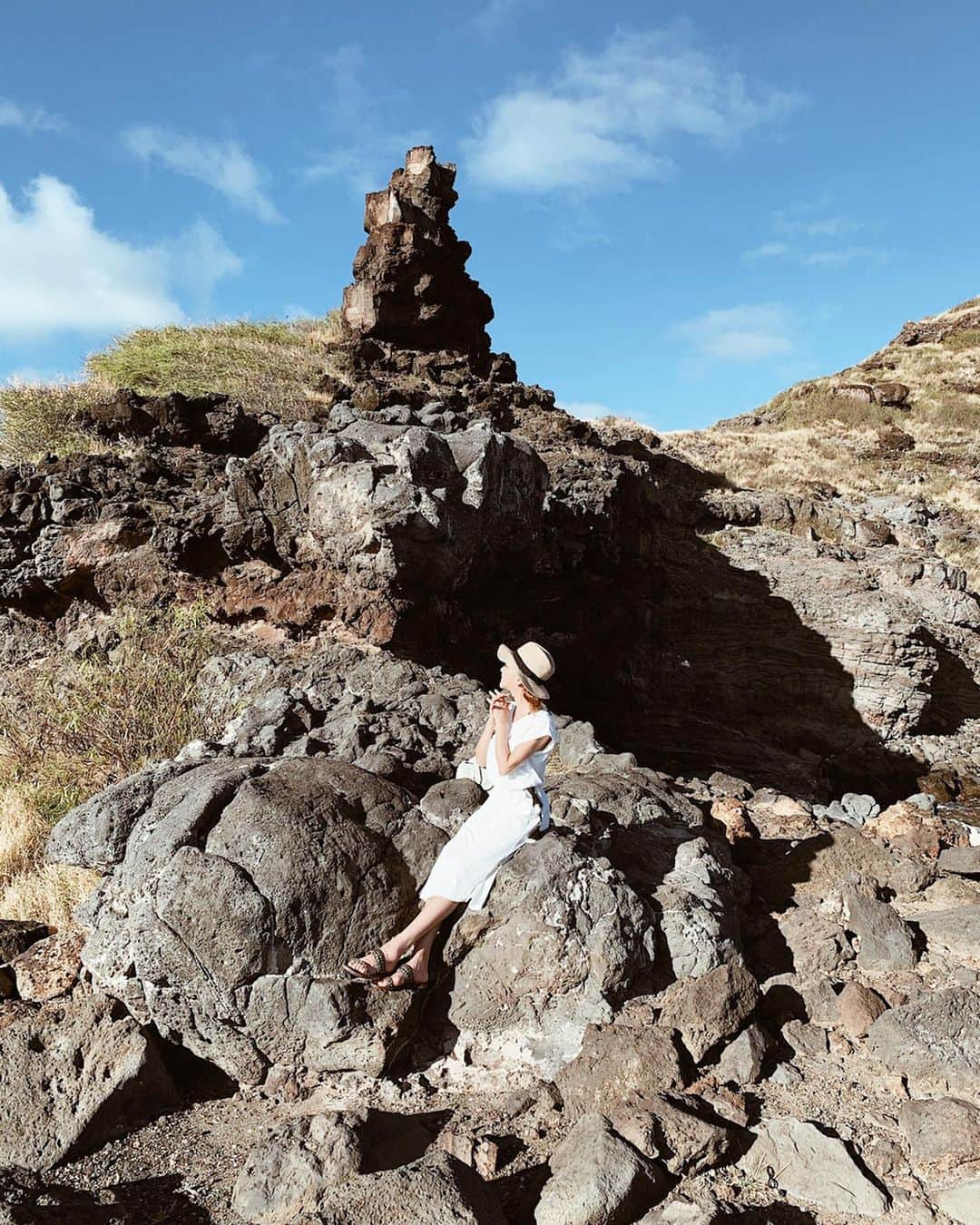 山崎みどりさんのインスタグラム写真 - (山崎みどりInstagram)「Hawaiiのパワースポット【ペレの椅子】へ⭐️﻿ ﻿ オアフ島最南東の崖上に建つ溶岩。﻿ ﻿ 「ペレ」は美しくて、怒りを爆発させると火山が噴火すると伝えられている火山の女神。﻿ ﻿ ペレが座っていると言われる椅子型の岩は【ペレの椅子】と呼ばれ、仕事運、金運にも良いと言われるそう。﻿ ﻿ なので、岩に向けてきっちりお願いしてきたよ🙏🏻﻿ ﻿ 駐車場から草原をひたすら20分くらい歩くと小さなビーチ【クイーンズ・ビーチ】があって、﻿ ﻿ その上に高さ10mくらいの【ペレの椅子】があるよ🤙🏻﻿ ﻿ 道は砂利道とか石ころとか岩場もあるから行く時はスニーカーじゃないとキツいかも👟﻿ ──────────────────────────﻿ #ペレの椅子 #peleschair #hawaiitrip #hawaiitravel #sports #hawaii #パワースポット　#powerpoint #powerspot #hawaiistagram」12月18日 12時14分 - midori_yamasaki_