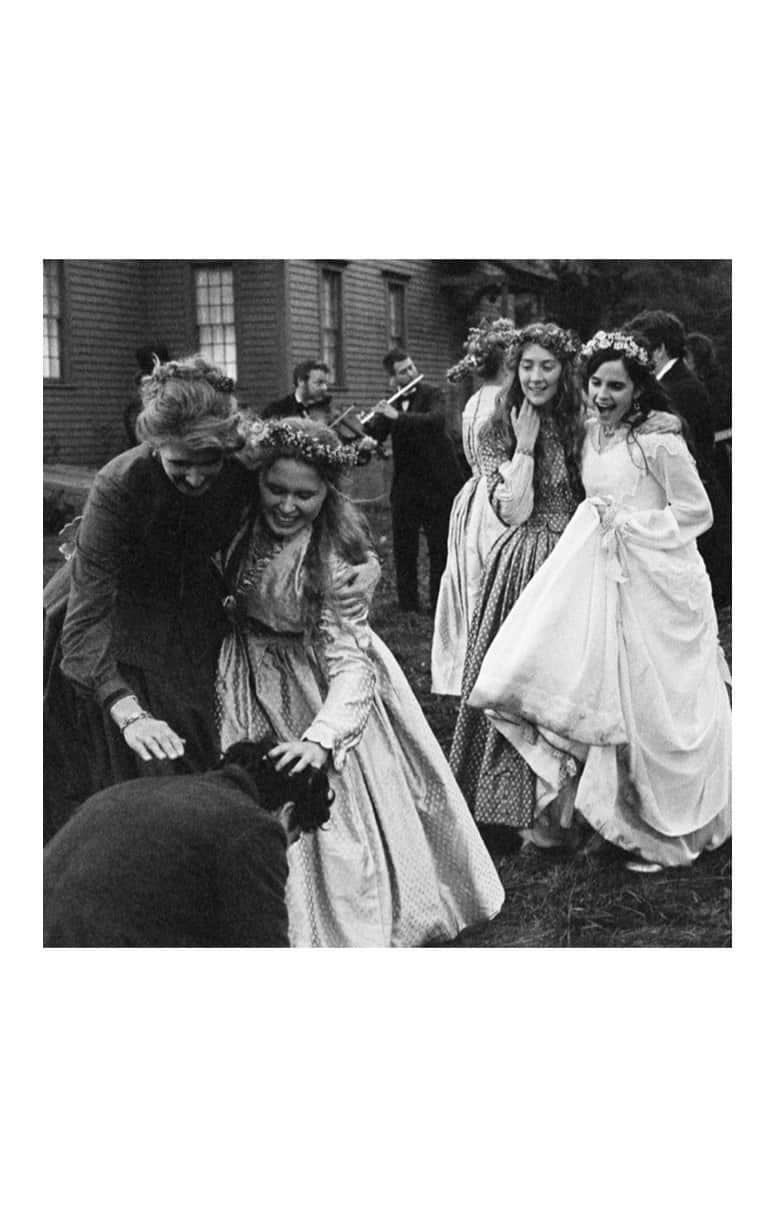 エマ・ワトソンのインスタグラム：「Behind the scenes of @littlewomenmovie ~ Out Christmas Day in US and Boxing Day in UK! 🎄 ❤️」