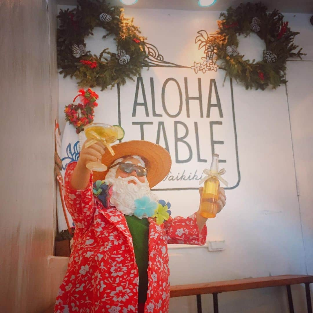 alohatable_waikikiさんのインスタグラム写真 - (alohatable_waikikiInstagram)「Waiting for X’mas 🎄🎅🎁 #alohachristmas  #hawaii #waikiki #waikikirestaurant  #hawaiianfood #hawaiianrestaurant #locomoco #christmas #xmas #hawaiitrip #ハワイ #クリスマス #アロハクリスマス #南国クリスマス #ハワイアンレストラン #ハワイアンフード #ロコモコ #サンタクロース #santaclaus #alohatable」12月18日 12時15分 - alohatable_waikiki