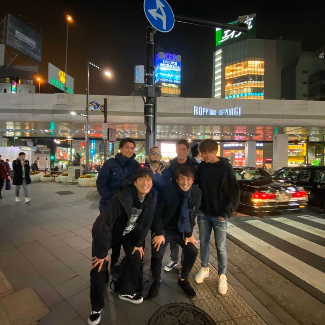 山岸祐也さんのインスタグラム写真 - (山岸祐也Instagram)「即興で集まった岐阜会！ すんごいグッドな時間だた👍  #六本木集合六本木解散 #俺たちの庭 #六本木交差点の前で写真とっちゃうよね #田舎もんってばれるよね #だいちも俺もちゃんとカメラ見ろ #写真撮ってくれたお兄さん #パウロをドアップで撮るあたり #オチの作り場をわかってる #サッカー選手じゃなくて #お笑い芸人 #田中パウロ淳一 #阿部正紀 #風間宏矢 #藤谷匠 #石川大地 #これからも集まろね #FC岐阜」12月18日 12時17分 - yuuuuuuya0829