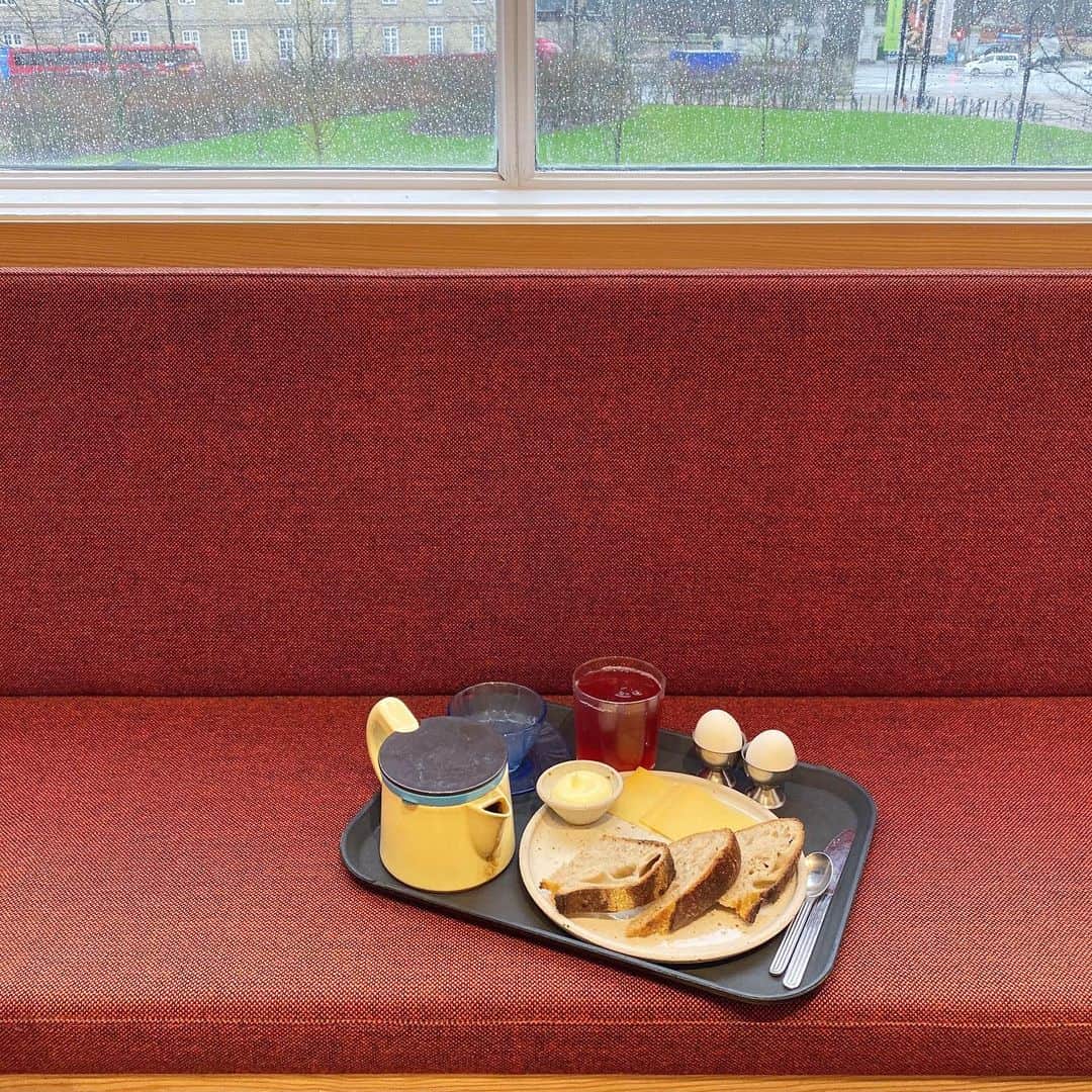 のインスタグラム：「卵は２つ🥚🥚 Two eggs for breakfast. SMKの @kafeteriasmk / 王立美大の中のレストラン　@apollo_bar &学食 それからアトリエセプテンバー🌼　全部 @frederikbillebrahe さんの仕事だなんてとんだ美意識おばけだよ… 美大の学食ほんとにかっこよかったな〜」