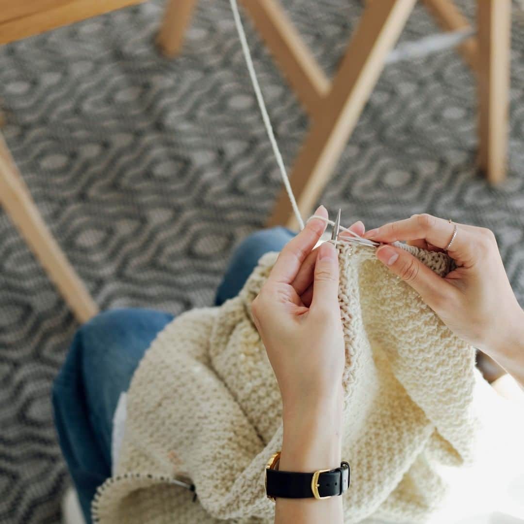 土屋鞄さんのインスタグラム写真 - (土屋鞄Instagram)「「編んでいる間は頭の中を空っぽにできる、心地よい時間。まっさらで、無心になれます」。編み進んでいくとスイッチが入って夢中になれるという、スタッフ・持丸。Webサイトにて「私の、贅沢な時間」を公開中です。どうぞお楽しみください。 ・ #編み物 #毛糸 #ニット #手づくり #暮らしを愉しむ #土屋鞄製造所 #Tsuchiyakaban」12月18日 12時28分 - tsuchiya_kaban