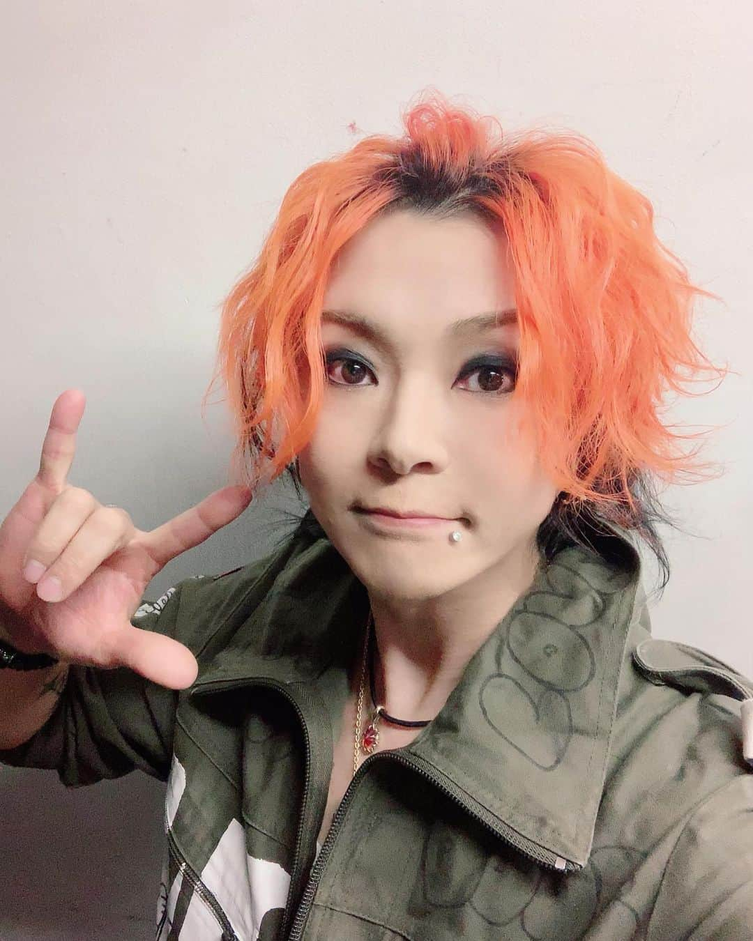 淳士さんのインスタグラム写真 - (淳士Instagram)「淳士LIVE【Novemberと12月】の12月の方‼️🍊﻿ ﻿ 帰ったらそっこーバタンQだった🛌💤﻿ ﻿ いや〜楽しかった、、、﻿ ﻿ いや、ホント楽しかったのよ(・Д・)ノ﻿ ﻿ ありがとうね、ホントに( ´ ∀ ` )﻿ ﻿ なんかライブ中もいっぱい「ありがとねホント❤️」って﻿ 思ってた( ｰ́дｰ̀ )💕﻿ ﻿ おまいらが居てくれるから🍊は🍊でいれるのだよ😊🌈﻿ ﻿ “ぬるま湯” 最高w (ノ∀ ` )♨️﻿ ﻿ YUKI、ばる、テンジ、横てぃんだよ、もみんならぶ(ノ∀ ` )❤️﻿ ﻿ スタッフもフェイズも、もう高田馬場までらぶ❤️w﻿ ﻿ 本当にありがとう‼️﻿ ﻿ いい湯だった( ｰ̀∀ｰ́ )👍❤️﻿ ﻿ 次は来年3月10日、4月15日❗️﻿ ﻿ 淳士LIVE 2020【March と4月】ね❗️✨﻿ ﻿ #淳士 #淳士LIVE #マジ楽しい #おまいら #大好き #ぬるま湯 #最高 #らぶ﻿ ﻿」12月18日 12時24分 - jz0330