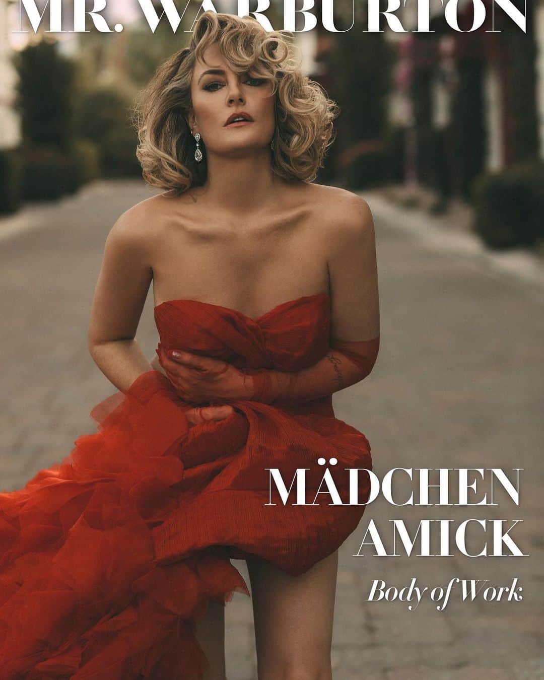 メッチェン・アミックさんのインスタグラム写真 - (メッチェン・アミックInstagram)「Kind of obsessed with the alt cover of @mrwarburtonmagazine 👉🏼 swipe right to see “Marilyn’s” reaction to the helicopter paparazzi 😉」12月18日 12時43分 - madchenamick
