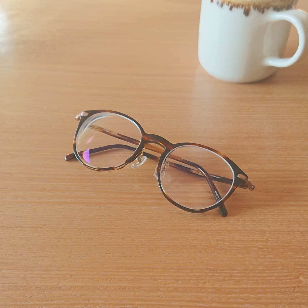 おおぬまゆきさんのインスタグラム写真 - (おおぬまゆきInstagram)「. . 最近はめがね生活。 見えにくかったので、新調しました。 . 動悸とめまいは、一歩進んでそろそろ電車で外出できそうかなと思ったら、二歩下がって、また近所の散歩からになったり。💦 行きたい展示もあったのになー、がっくり。 . 焦る私に家族が、焦らない、できなくて良い、頑張らないと繰り返し言ってくれるので、その度に深呼吸。 調子が悪い日は家でゴロゴロしています。(笑) . まだ経過観察なので、完治ではありませんが、頭の方は順調で、術後1ヶ月検査は問題なし。 . 次の検査は2月なので、その間にWEBSHOPをしようと思います！ 年明けに受付、1月末にお届けできるかな。 . 全種類はできないかも、マイペースな進行になるので、お届けまでの流れに変更がありますが、改めてメルマガなどでお知らせします。 いつもより1ヶ月遅れちゃうけど、ごめんなさい🙏 . melmaさんのメルマガは終了になります。 年内に新しいメルマガをお知らせしますので、再度ご登録をお願いいたします。 . .」12月18日 12時48分 - yuki0207float
