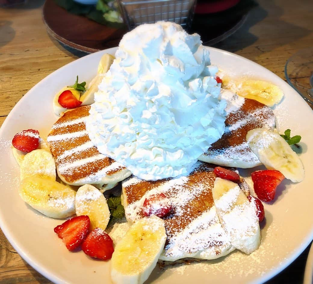 とぎもちさんのインスタグラム写真 - (とぎもちInstagram)「【高松 다카마쓰 】 みんなでコナズコーヒー☕️🥞💓 パンケーキやチキン、ポテト色々注文して食べながらお喋り😍✨ ソファー席すごく居心地良いしパンケーキもふわふわ美味しかった~😆💕 途中視聴者さん声かけてくださいました😆💕 ありがとうございます😂✨ ♡ #コナズコーヒー栗林公園店 #コナズコーヒー #konascoffee #栗林 #高松 #香川 #日本 #栗林カフェ #栗林グルメ #高松カフェ #高松グルメ #香川グルメ #香川カフェ #香川旅行 #코나즈커피 #다카마쓰 #카가와 #일본 #다카마쓰카페 #다카마쓰맛집 #다카마쓰여행 #카가와여행 #먹스타그램 #토기모치 #とぎもち #とぎもちkorea #토기모치mukbang #먹방 #유튜버 #유튜브」12月18日 12時50分 - togistagram