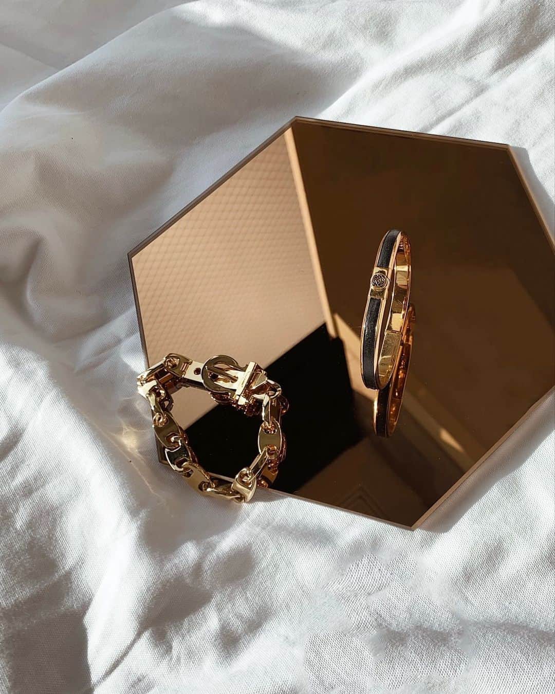 Ｈedyさんのインスタグラム写真 - (ＨedyInstagram)「【WEB掲載予定】 LOEWE anagram leather bracelet. Ferragamo gancini×vara bracelet. . @hedy_worldwide #vintage #vintageshop #hedy #hedy_japan #エディ #loewe #ferragamo #bag #fashion #accessory」12月18日 12時52分 - hedy_vintage