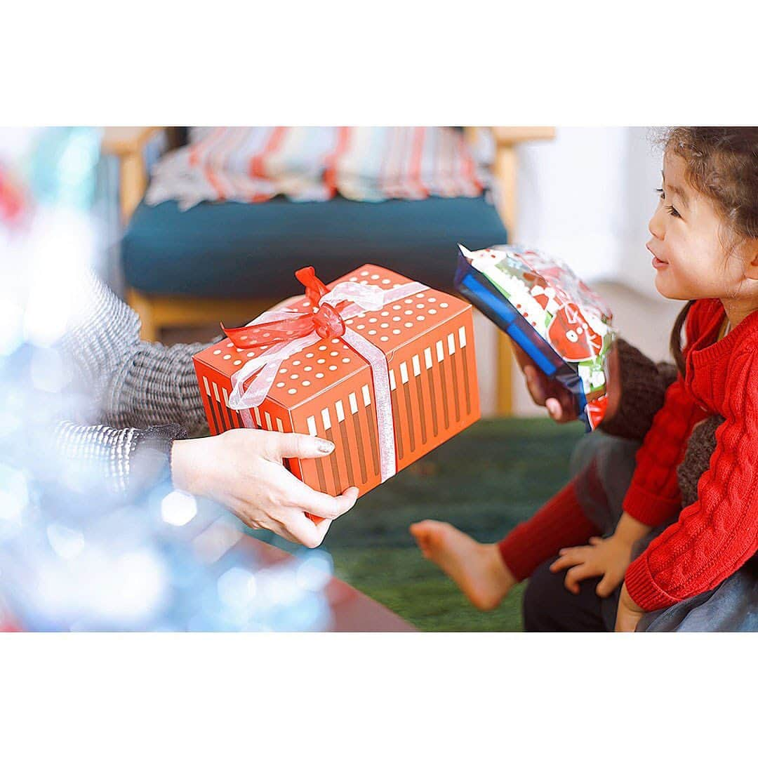 ポッキーさんのインスタグラム写真 - (ポッキーInstagram)「いくつになっても、クリスマスってわくわくしますよね🎄 . あの子、あの人に笑顔になってほしい。 そんな優しい気持ちで選ぶクリスマスプレゼント🎁 #ポッキー の特別なギフトボックスはいかが？ . #pocky #ギフトポッキー #シェアハピ #クリスマス #クリスマス🎄 #家族の時間 #おうちクリスマス #特別な日 #特別な贈り物 #クリスマスプレゼント #メリークリスマス  #思い出グラム  #ギフト #幸せな時間 #カメラのある生活 #何気ない瞬間を残したい #その瞬間に物語を #インスタ映え」12月18日 12時52分 - pocky_jp